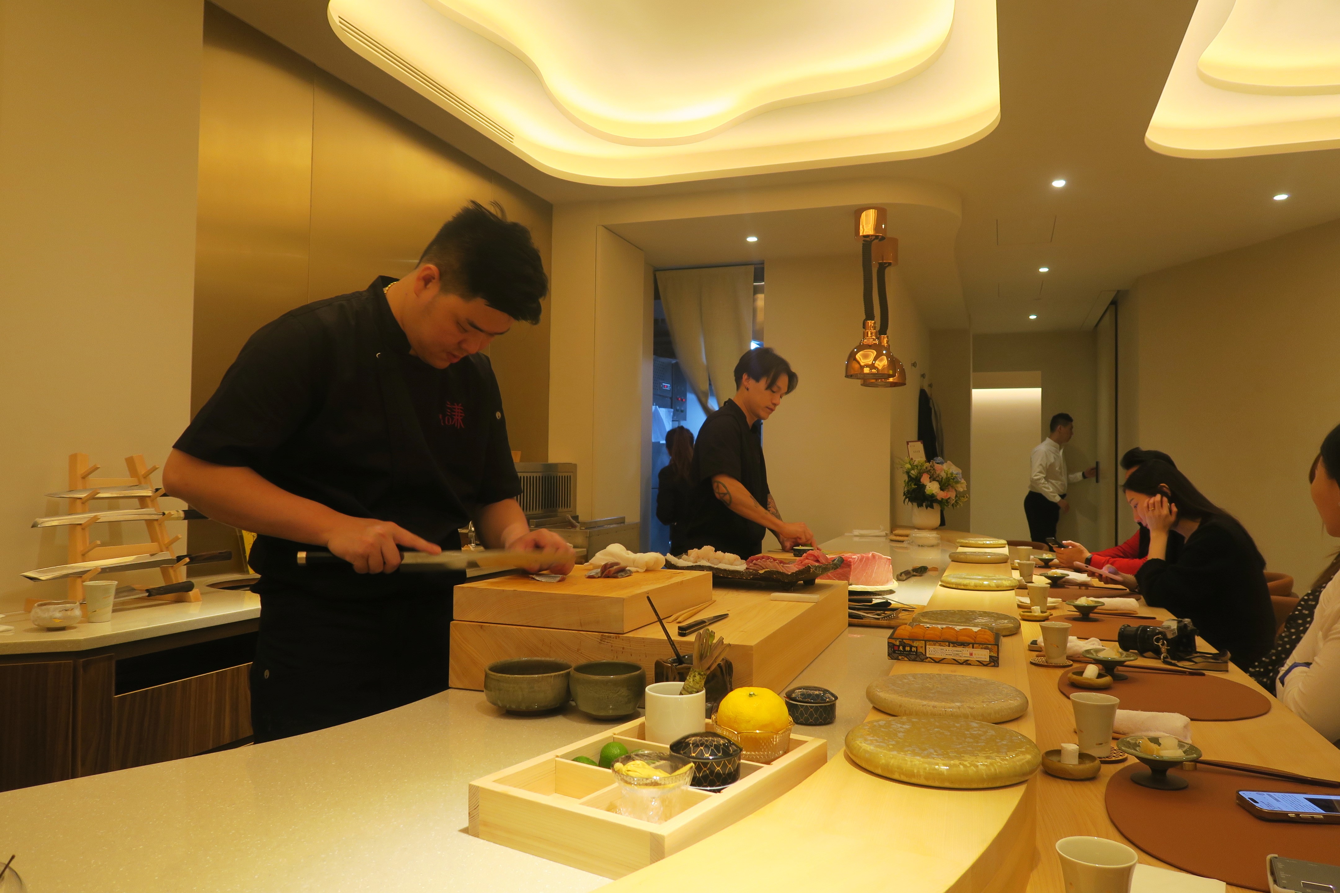 壽司食材的料理台被安排在正中央,讓所有食客都欣賞得到。