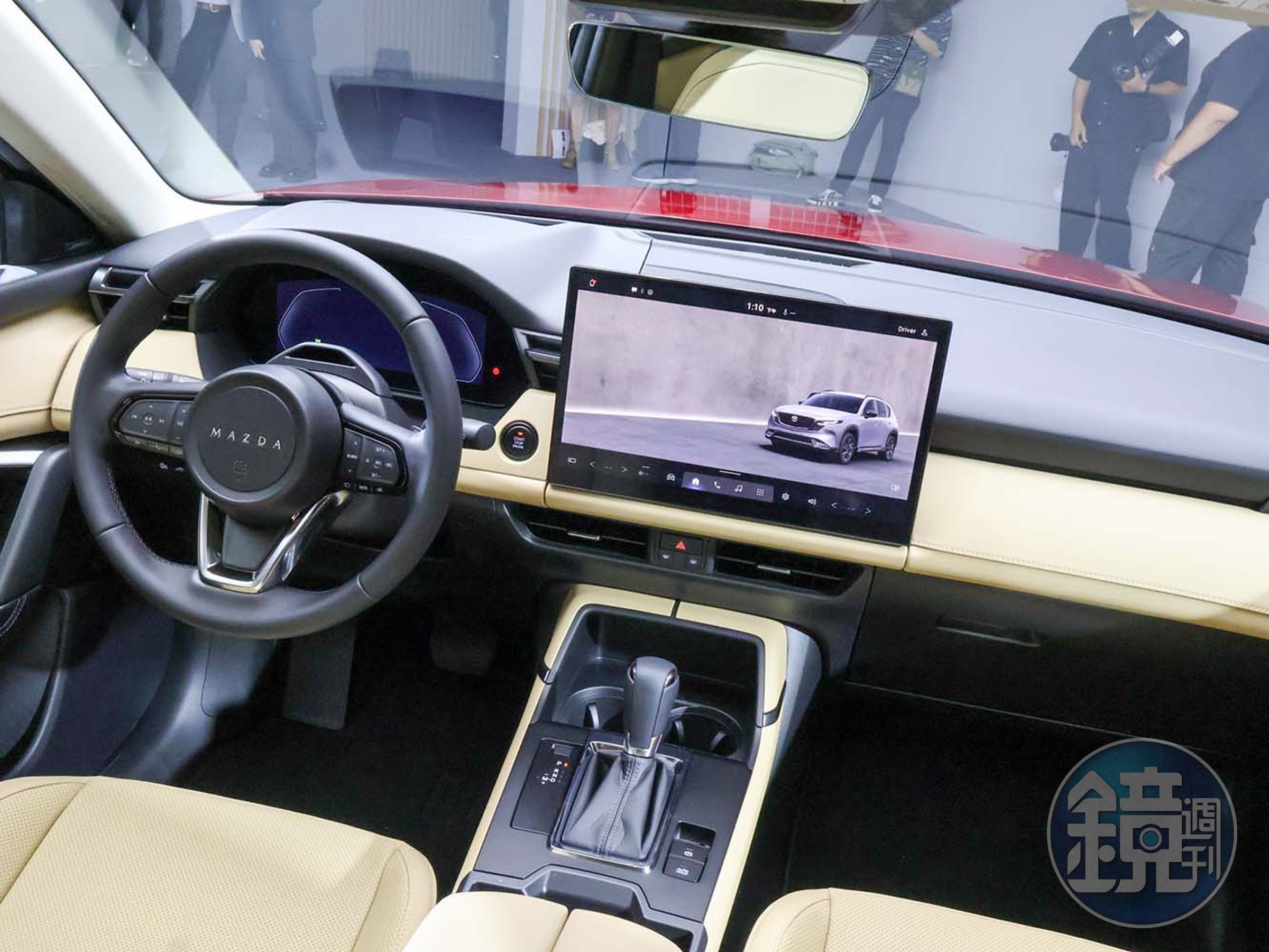 車內運用10.25吋的數位儀表搭配上12.9或15.6吋的中央螢幕。