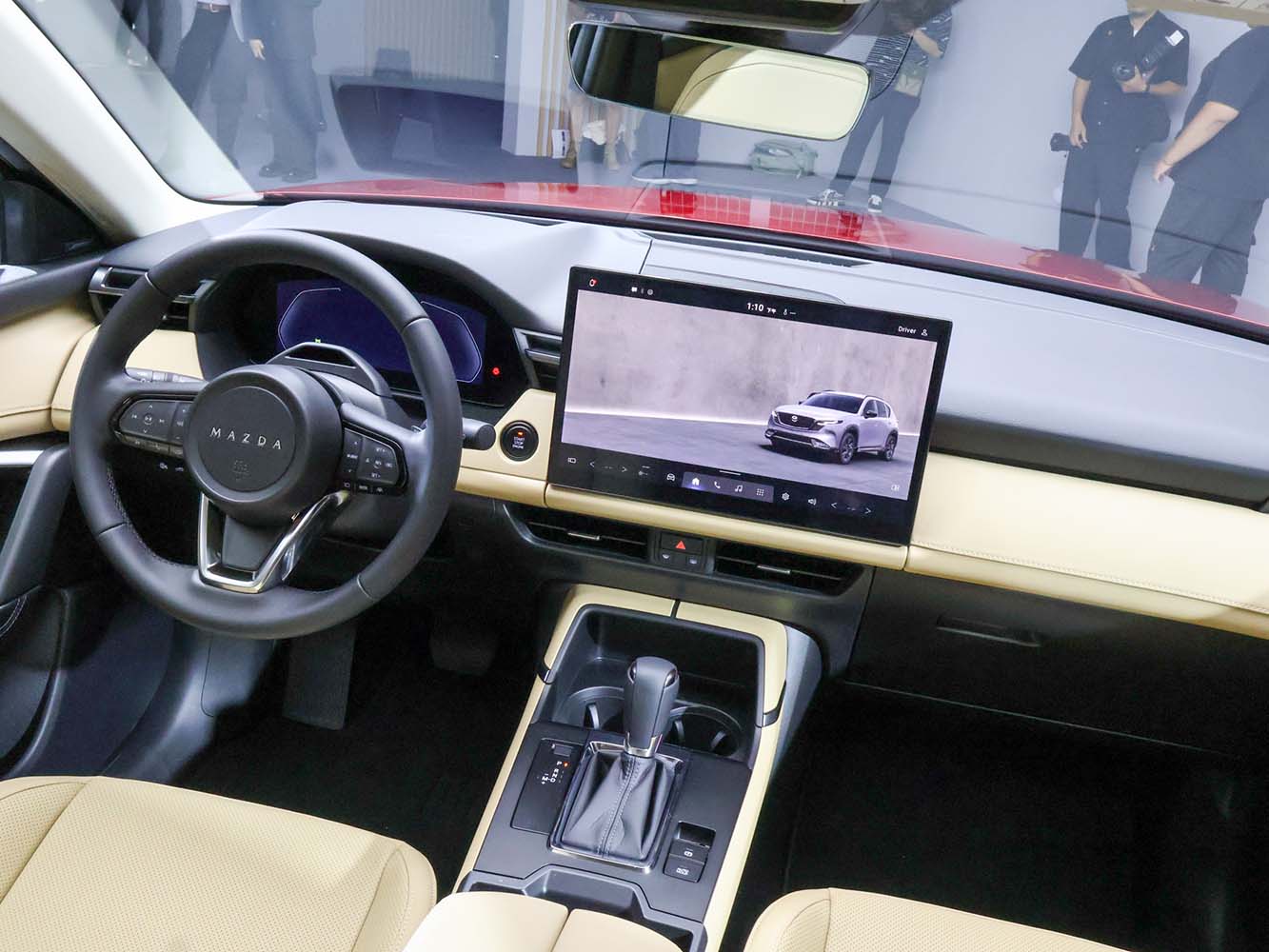 車內運用10.25吋的數位儀表搭配上12.9或15.6吋的中央螢幕。