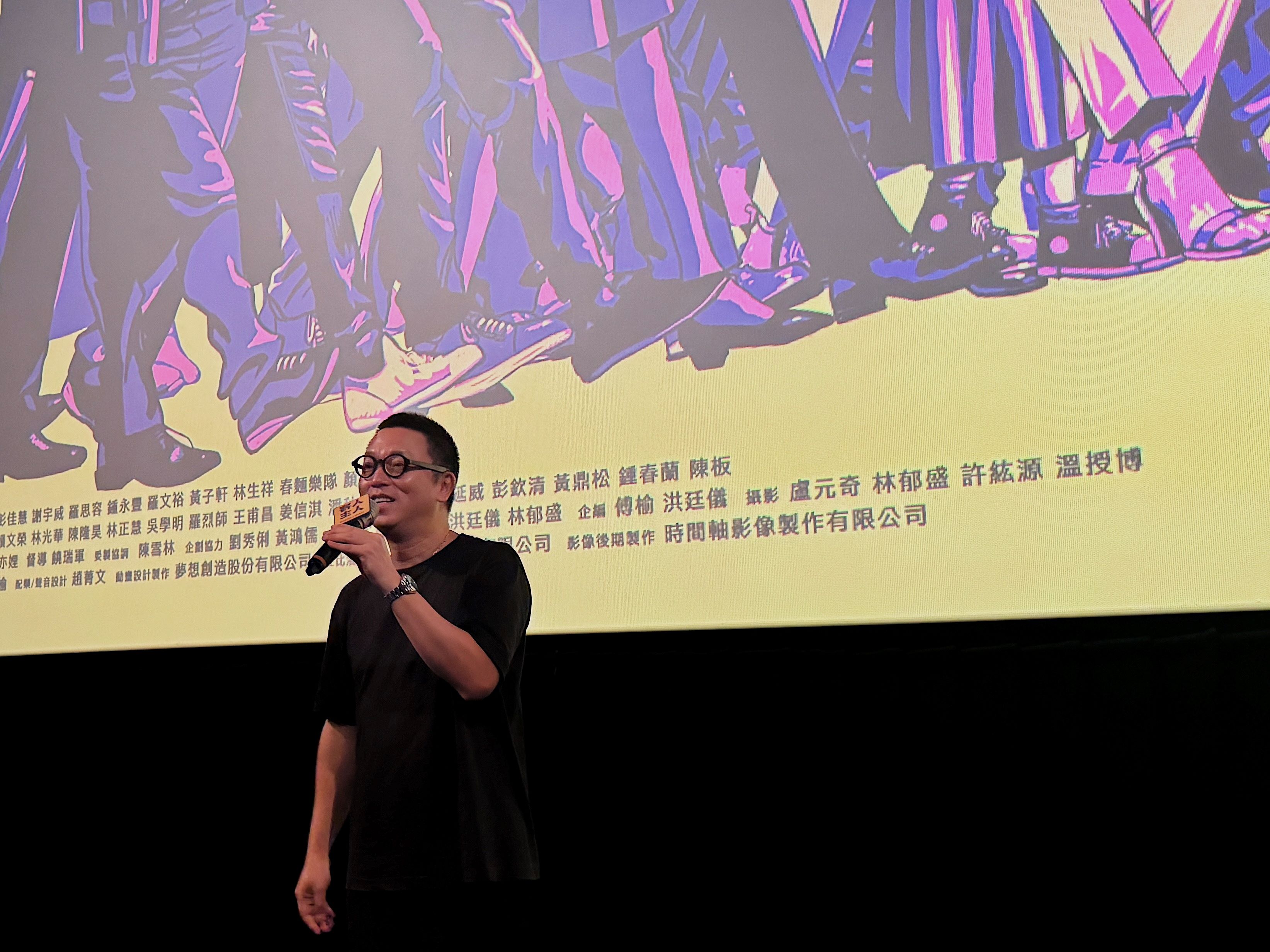 導演沈可尚在巡演時與觀眾分享拍攝想法。（客家電視台提供）