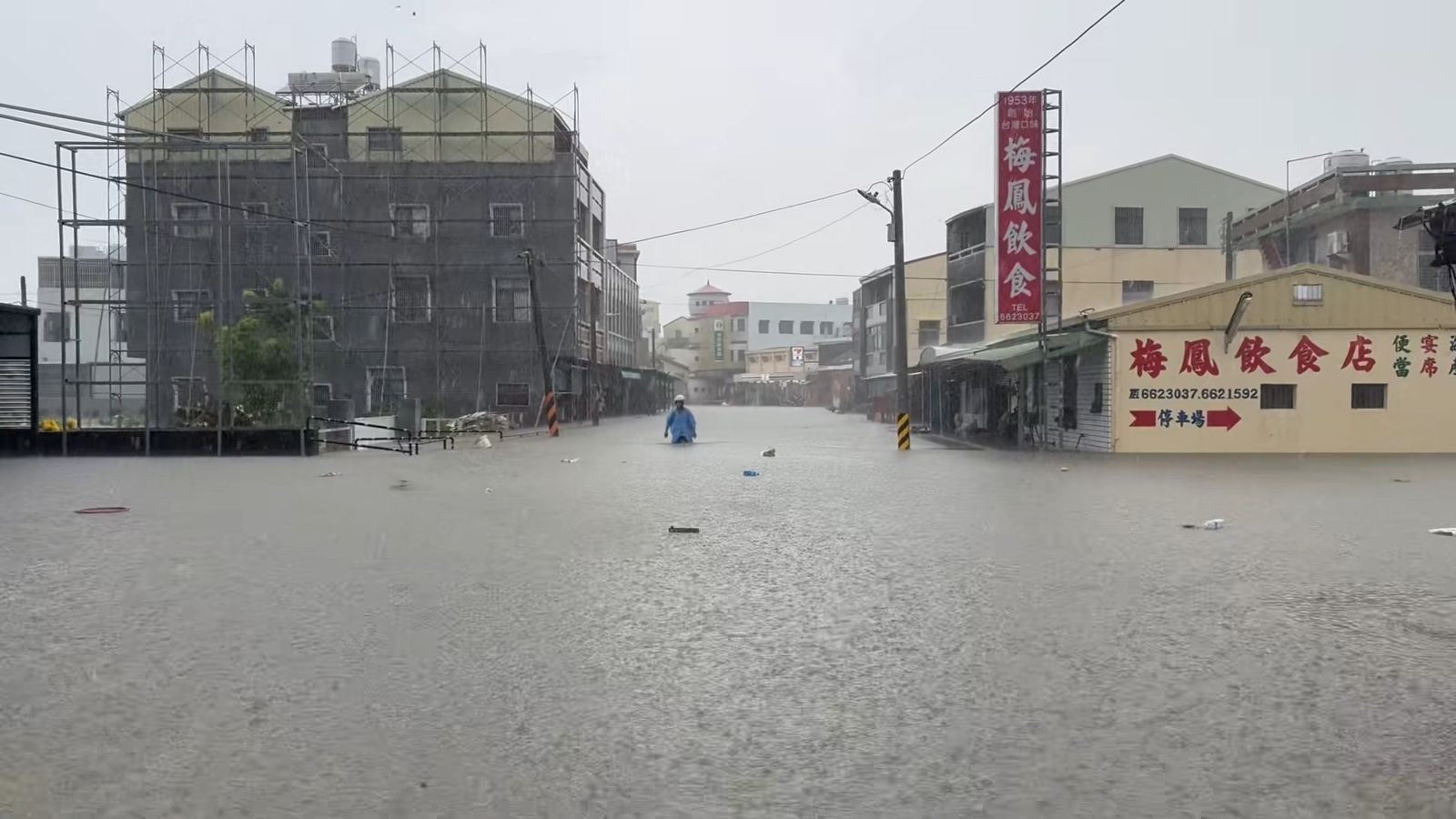 台南後壁淹成汪洋「水深及腰」　嘉義台積電AP7廠也泡水！員工捲褲管上工