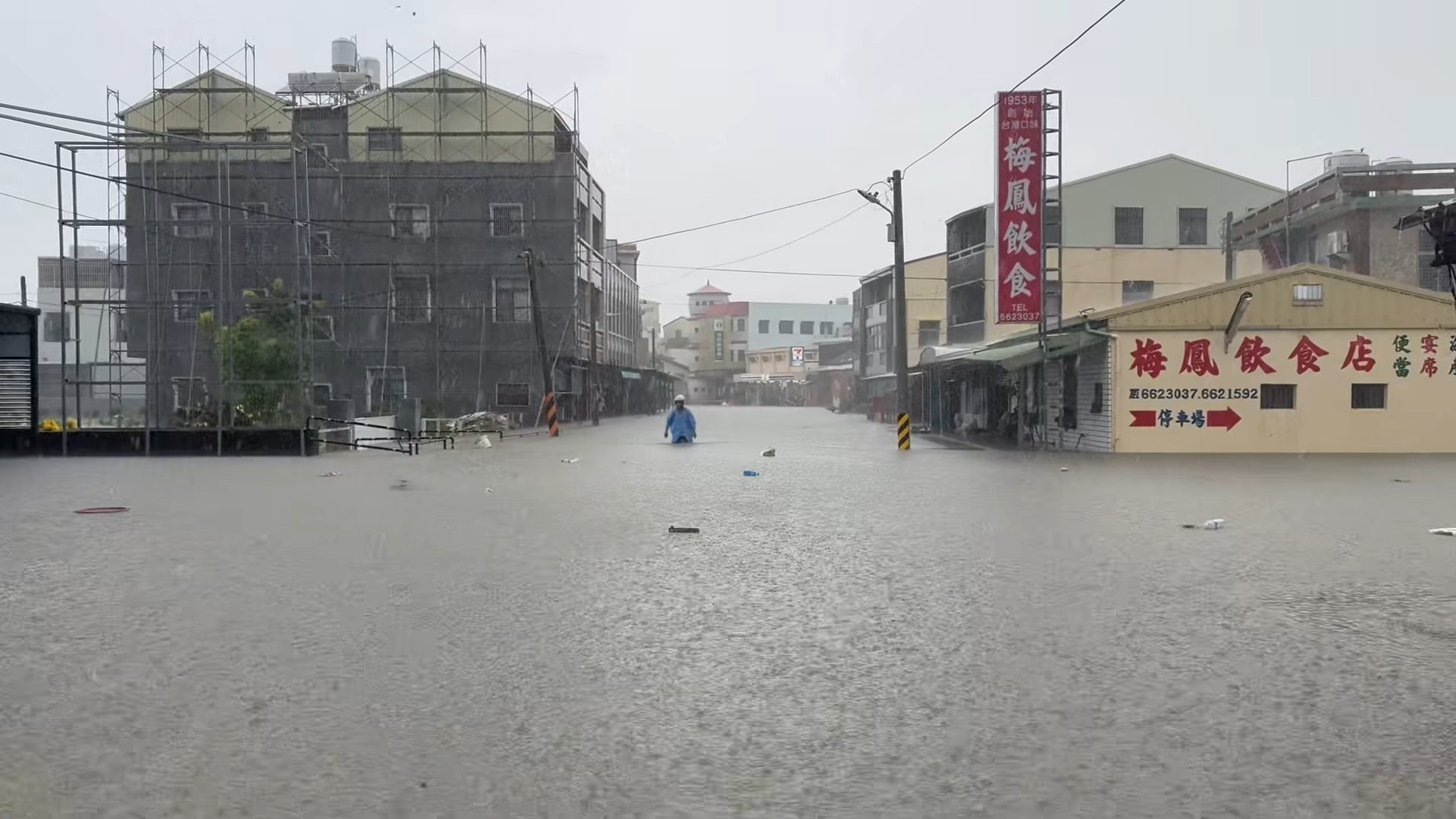 台南後壁菁寮淹水成汪洋一片，水深及腰。（翻攝王宣貿臉書）