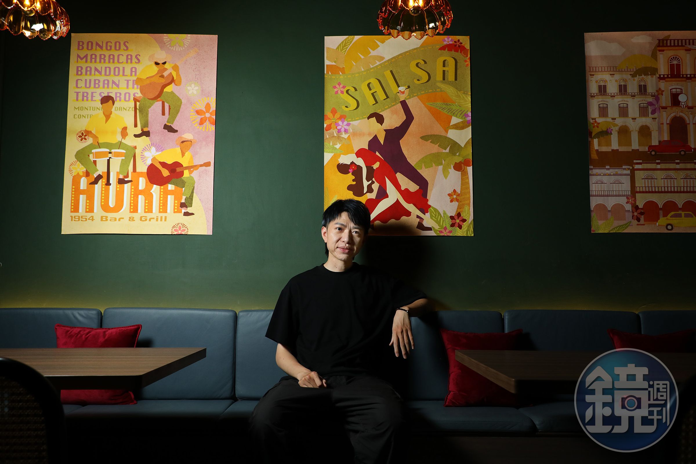 「直火1954 Bar & Grill」的主廚陳柏翰，曾在多間星級餐廳服務多年，累積深厚的直火燒烤與法國料理經驗。