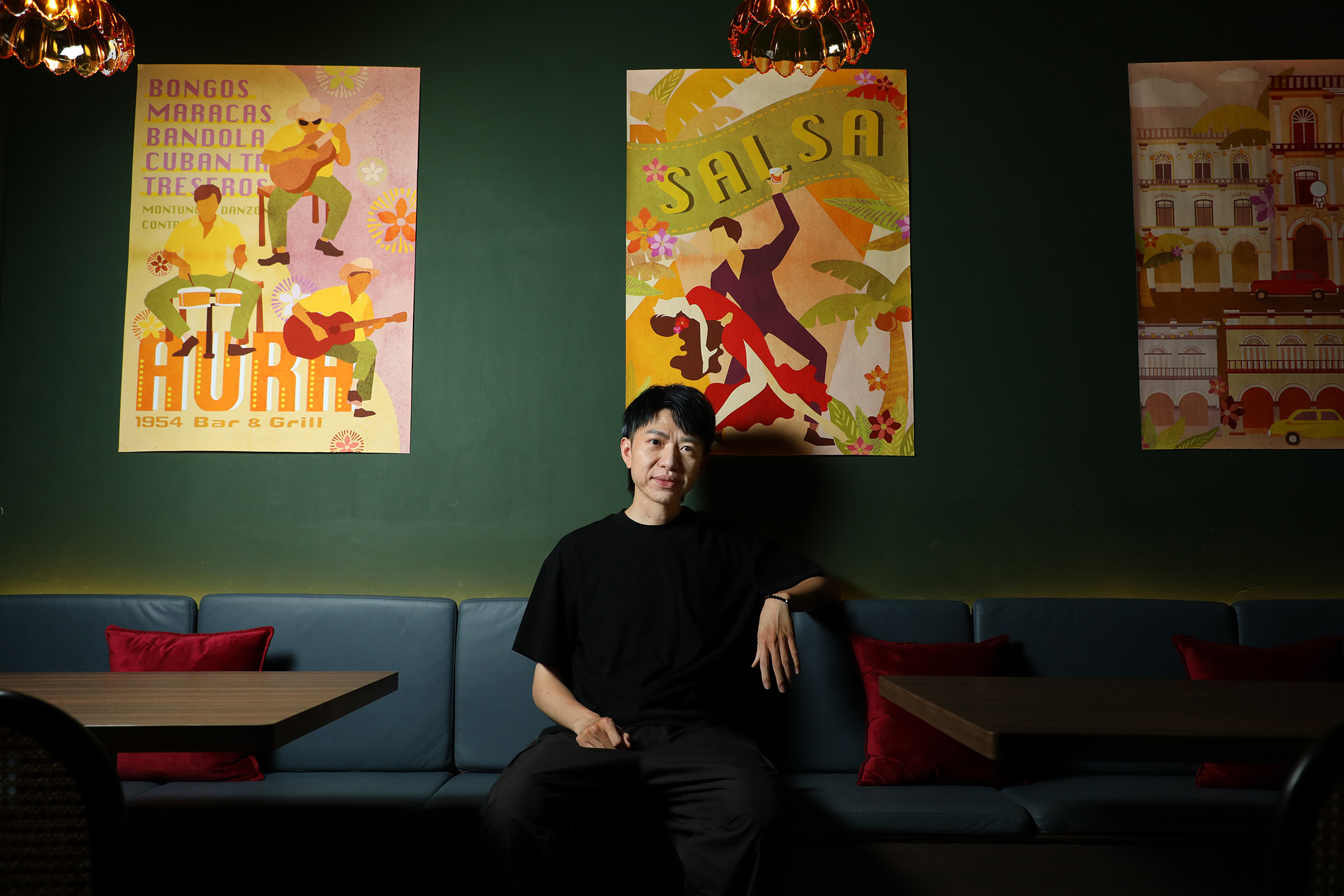 「直火1954 Bar & Grill」的主廚陳柏翰，曾在多間星級餐廳服務多年，累積深厚的直火燒烤與法國料理經驗。