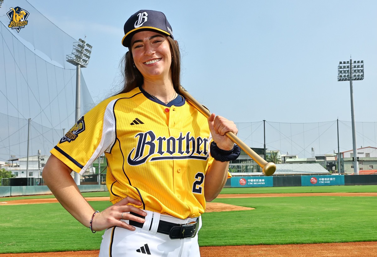 中信兄弟的新任打擊教練莎菈引發討論。（翻攝自兄弟Fans Club臉書）