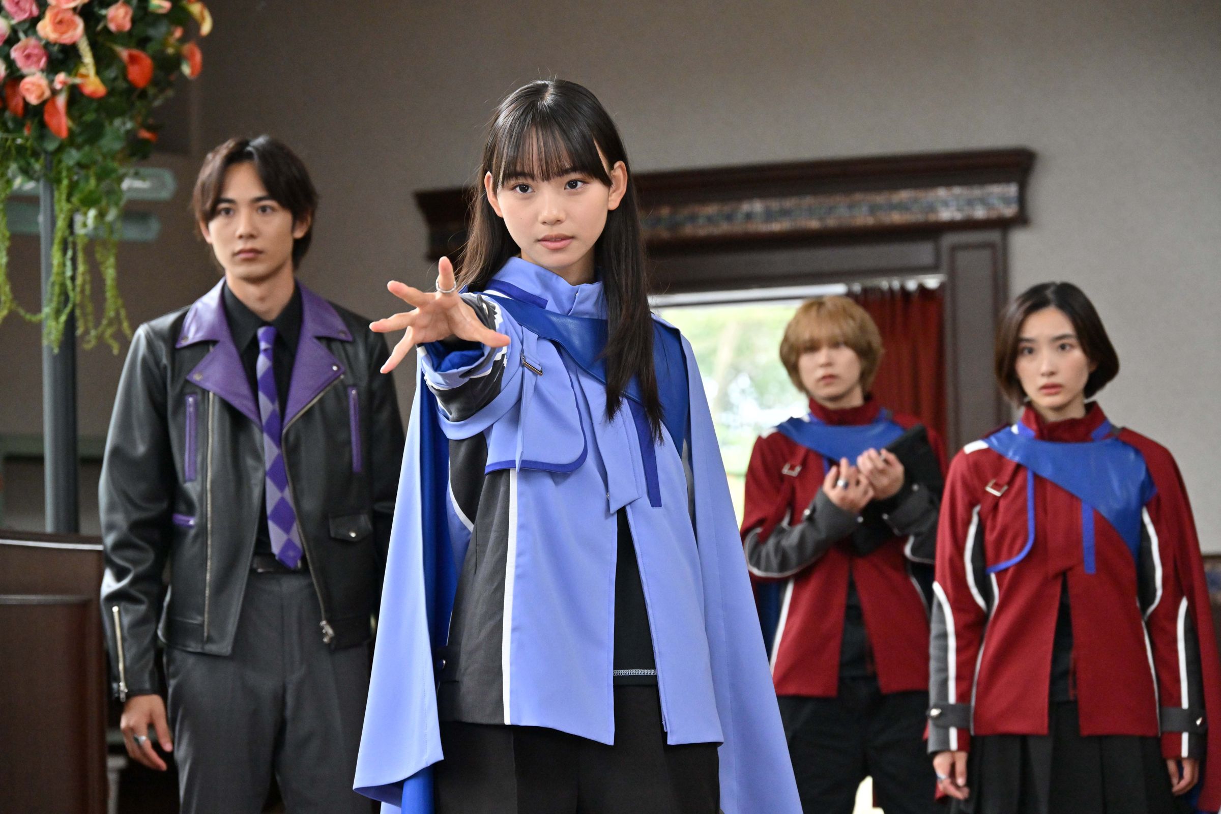 《假面騎士winter》中,松本麗世(左二)和安倍乙(右)合作演出。