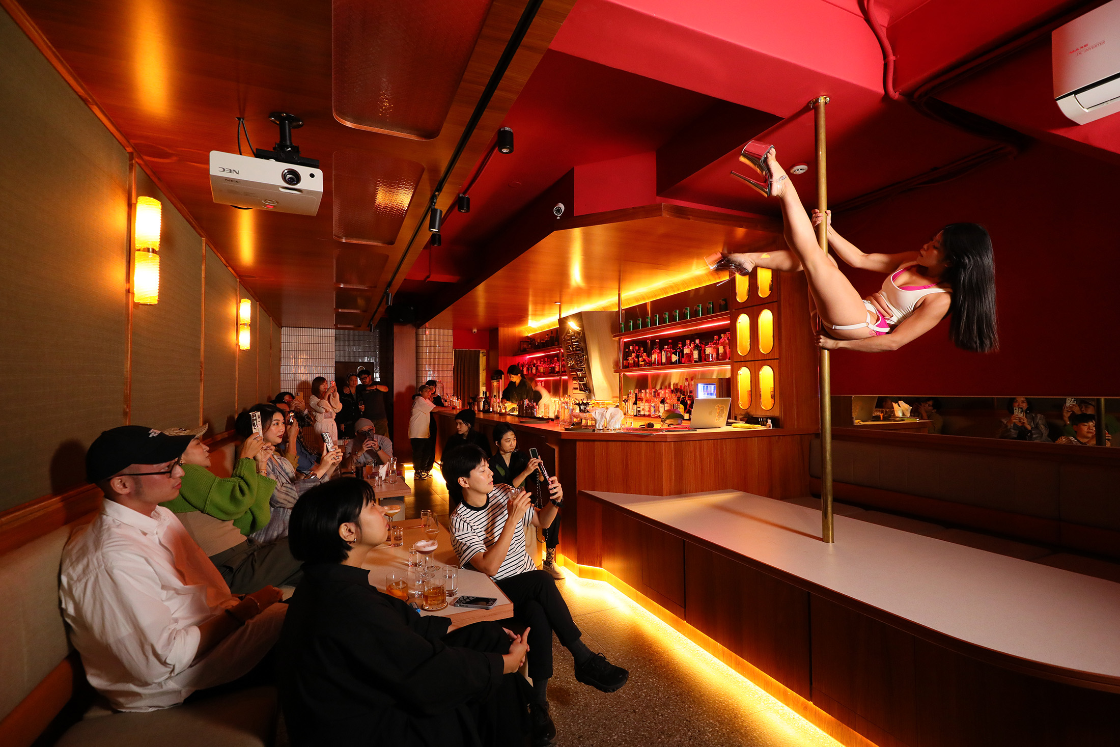 每週三、五來到「金玉酒龍」，除了享受條通獨特的酒吧生活，還能欣賞夜間表演。