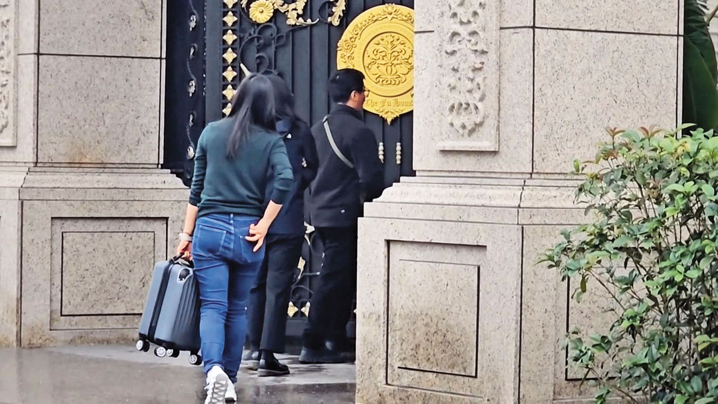 檢調追查傅崐萁涉及的修容小物等案,上月兵分多路搜索其住家、員工宿舍。(鏡新聞提供)