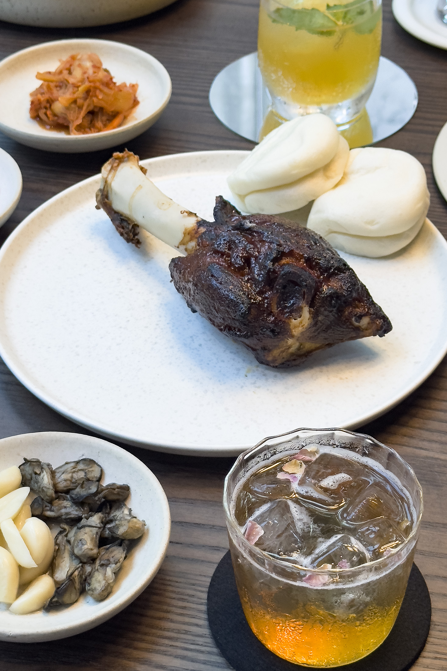 誰說刈包只能包爌肉？「Ssamjang 小羊膝 泡菜 煙燻牡蠣 刈包」以韓式包飯醬搭上軟嫩多汁的小羊膝，再加入煙燻牡蠣與泡菜，中西交融的創意吃法，超有記憶點。（880元／份）