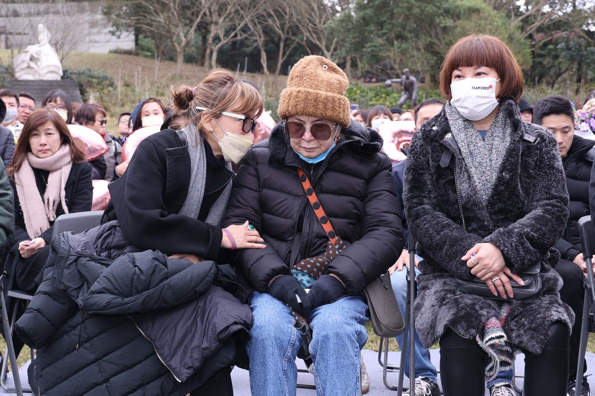 看到「CoCo李玟永遠的月光愛人」，李媽媽也忍不住悲傷大哭。（CoCo李玟家人提供）