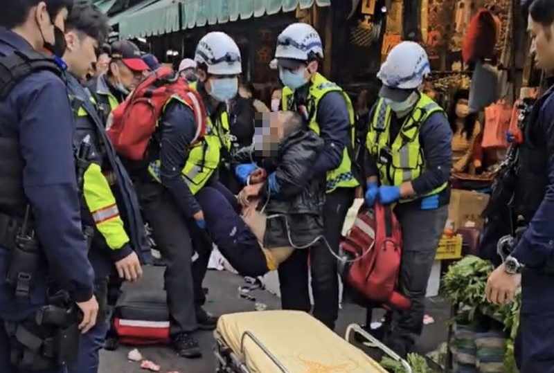 41歲嫌犯鍾男持刀進入南苗市場並揚言殺人，最終因砍傷員警，遭警方連開2槍制伏送醫不治。（翻攝畫面）