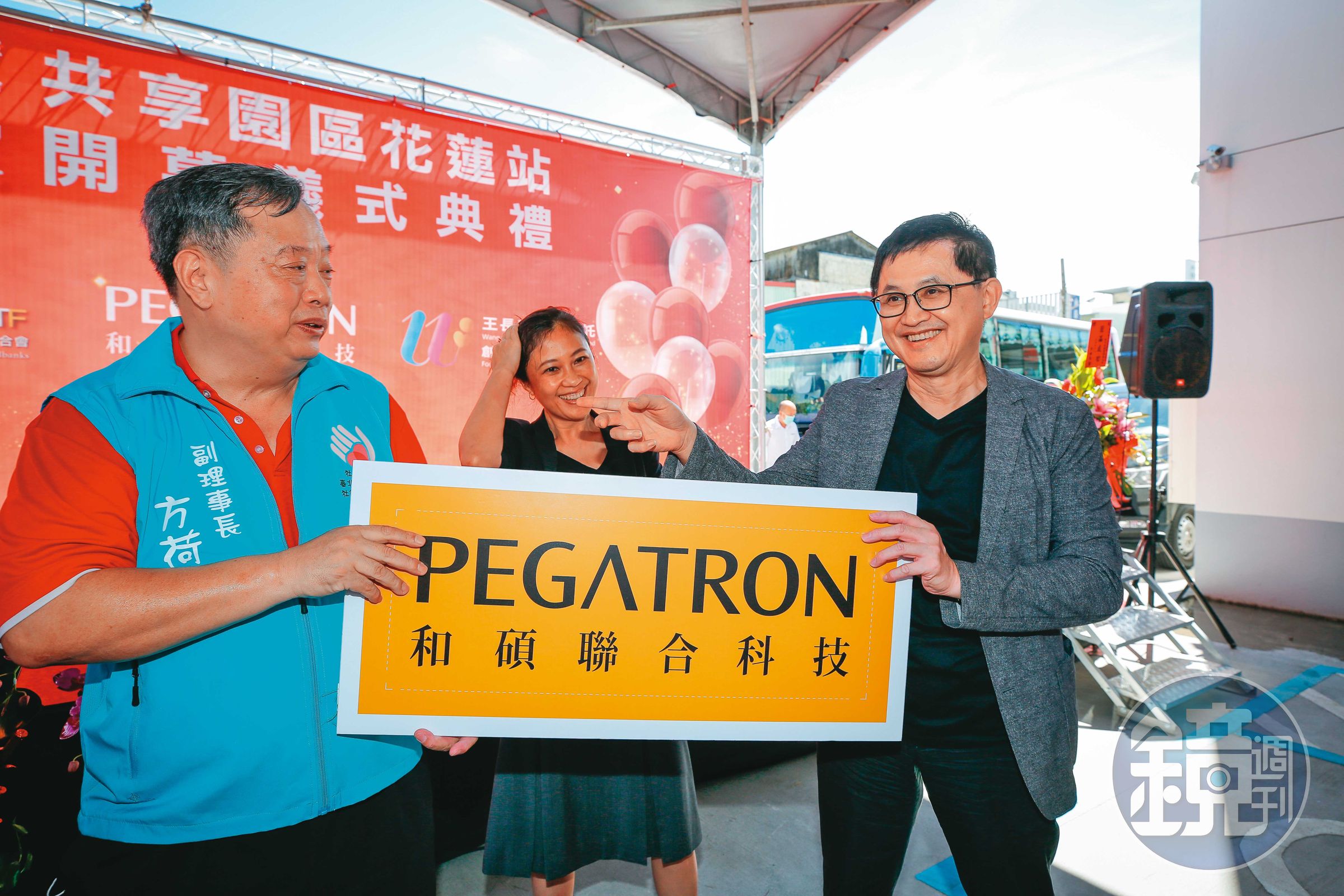 長期關懷弱勢的童子賢（右），支持最強里長方荷生（左）在全台建立食物銀行，減少食物浪費。