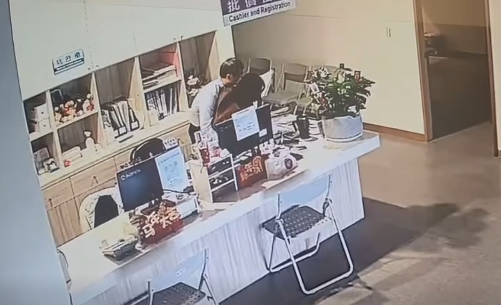 副院長竟是狼!闖診所櫃台「強抱員工」畫面全拍下 身分遭起底挨轟:至今沒道歉