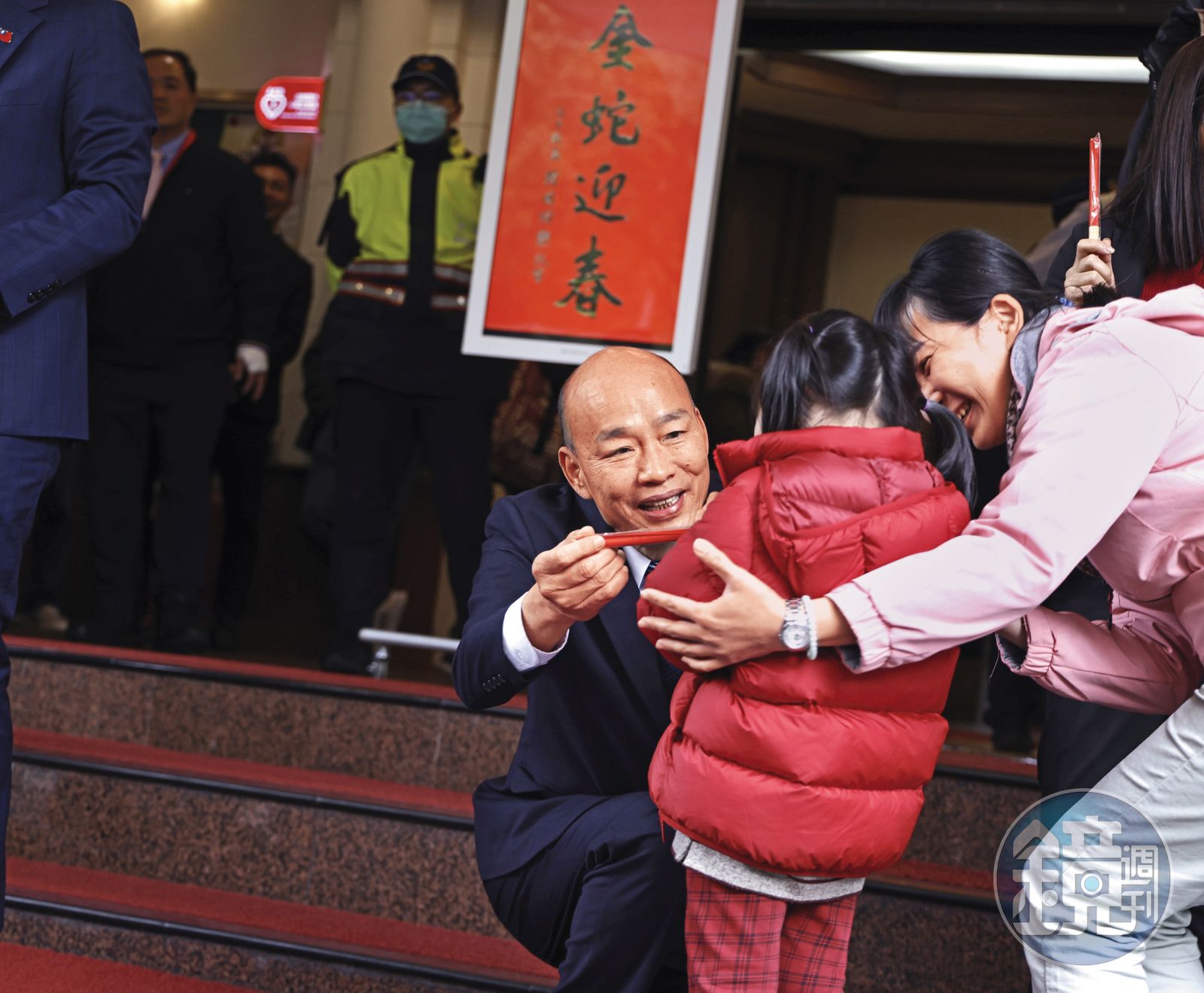 韓國瑜在立院大門口發春聯,大批韓粉一早就在立院大門廣場排起長隊。