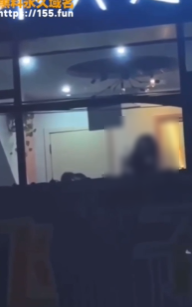 由於現場沒拉窗簾,所以兩人的動作,完全被外界看到。(翻自《黑料網》)