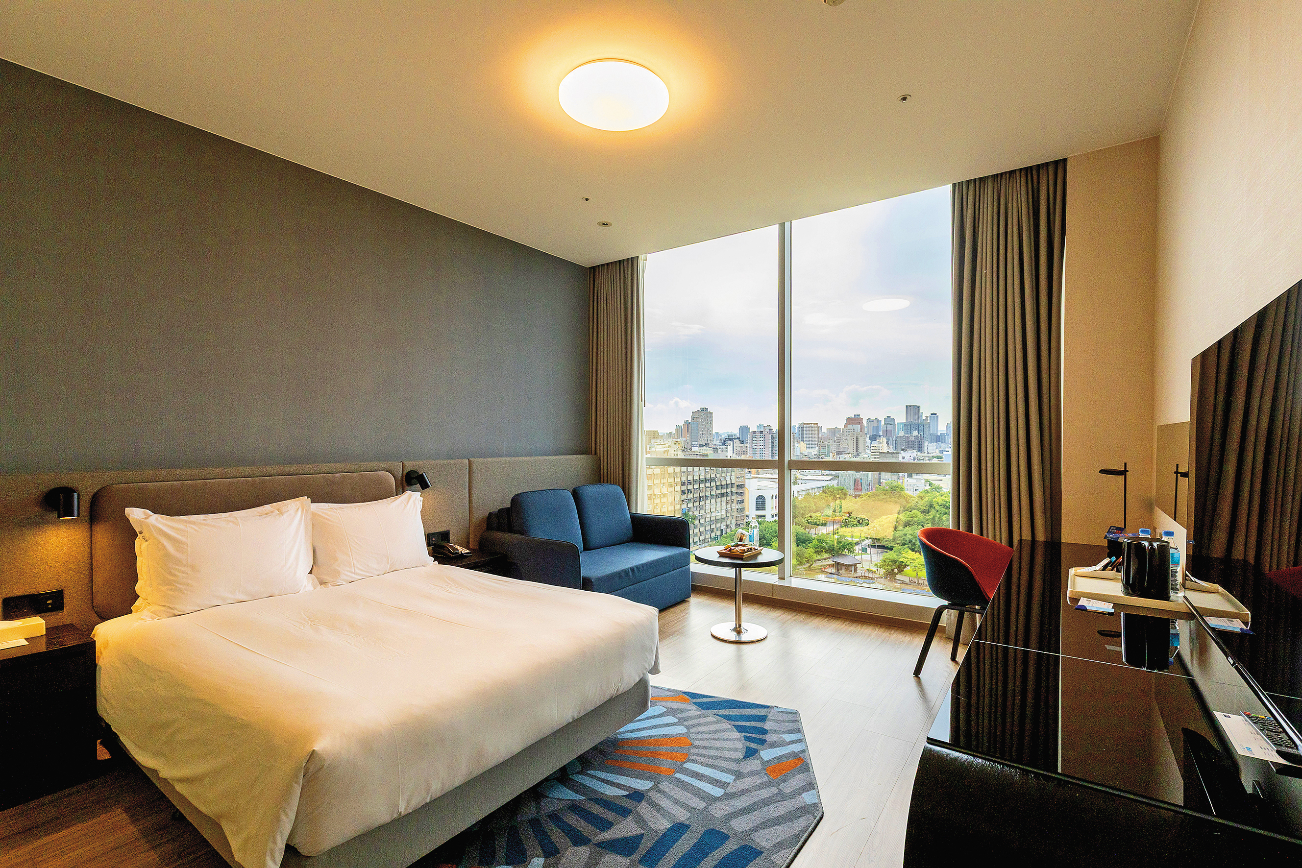 坐擁臺中公園美景的「園景標準客房」，面積約10坪大且空間挑高，時尚舒適的配色，讓人一進房就全然放鬆。