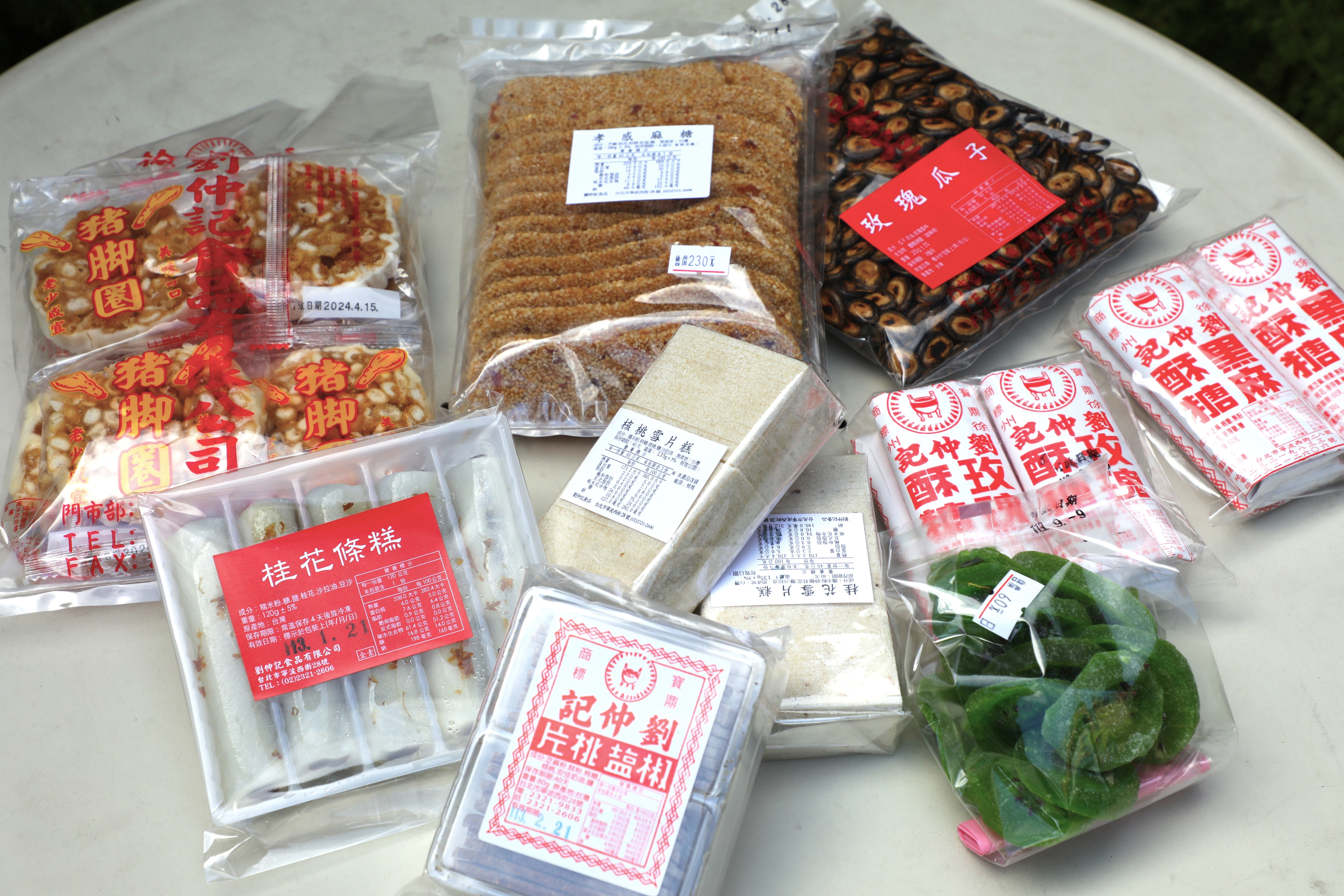 開業超過70年的「劉仲記」，有許多市面上少見的外省味糕點和零嘴。