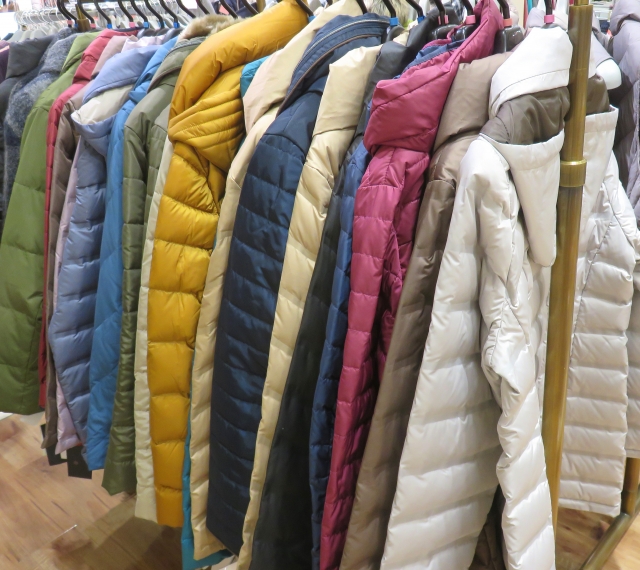 羽絨外套不一定要送洗,專家傳授在家機洗的方法,可以洗得乾淨又蓬鬆,圖為示意圖。(翻攝自PhotoAC圖庫)