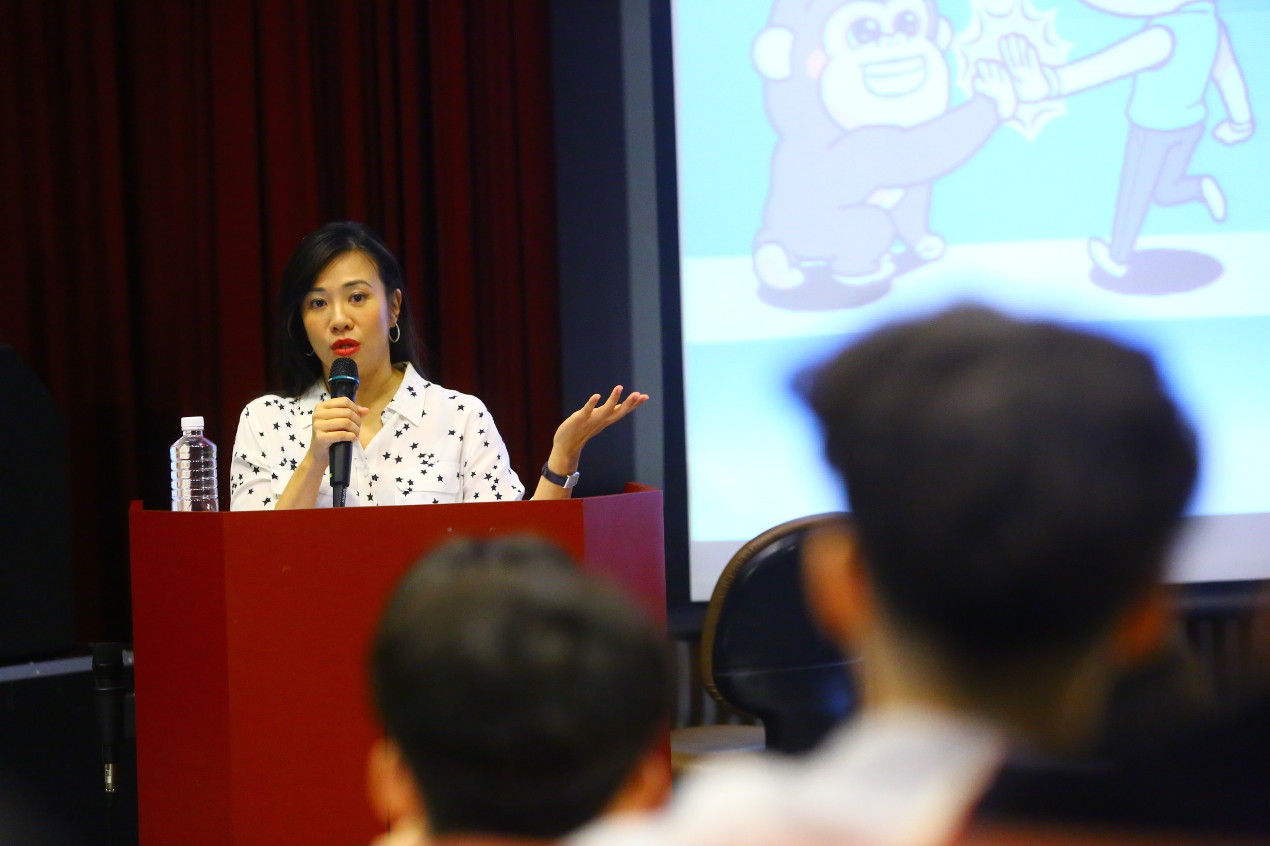 吳欣盈今晚到政治大學演講，會前受訪兩度口誤，把外交部講成「斷交部」。