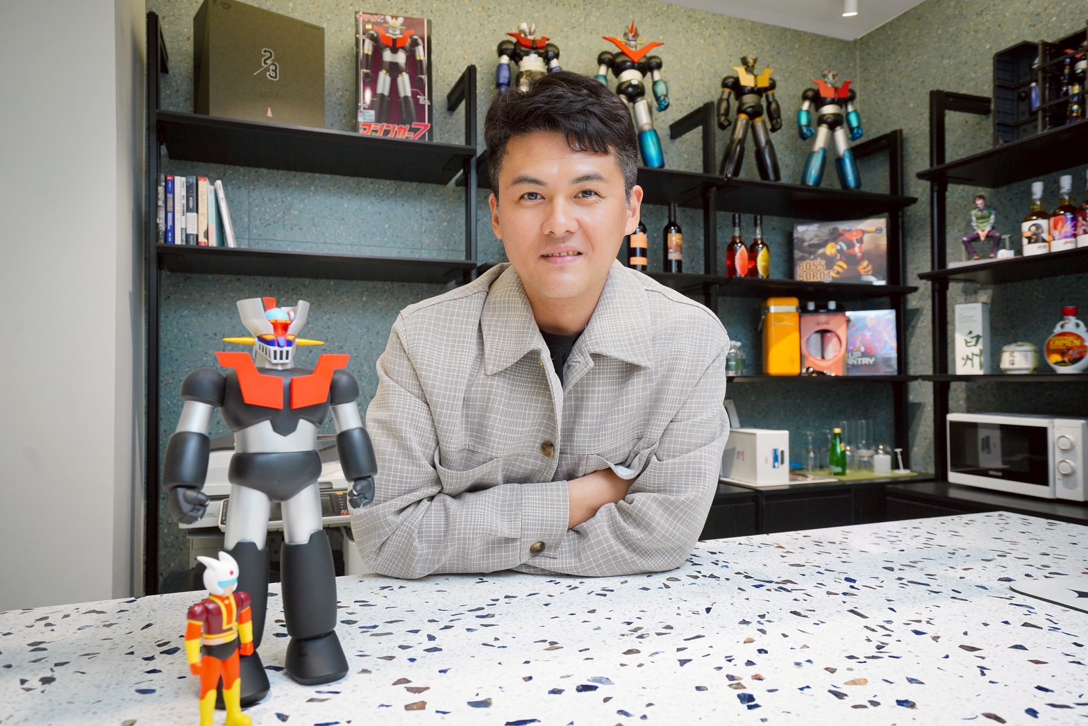 林慈棋接手父親老廠後，一人開疆闢土，只要業績達標，就送自己一支無敵鐵金剛。辦公室隨便一角都有好幾樽。