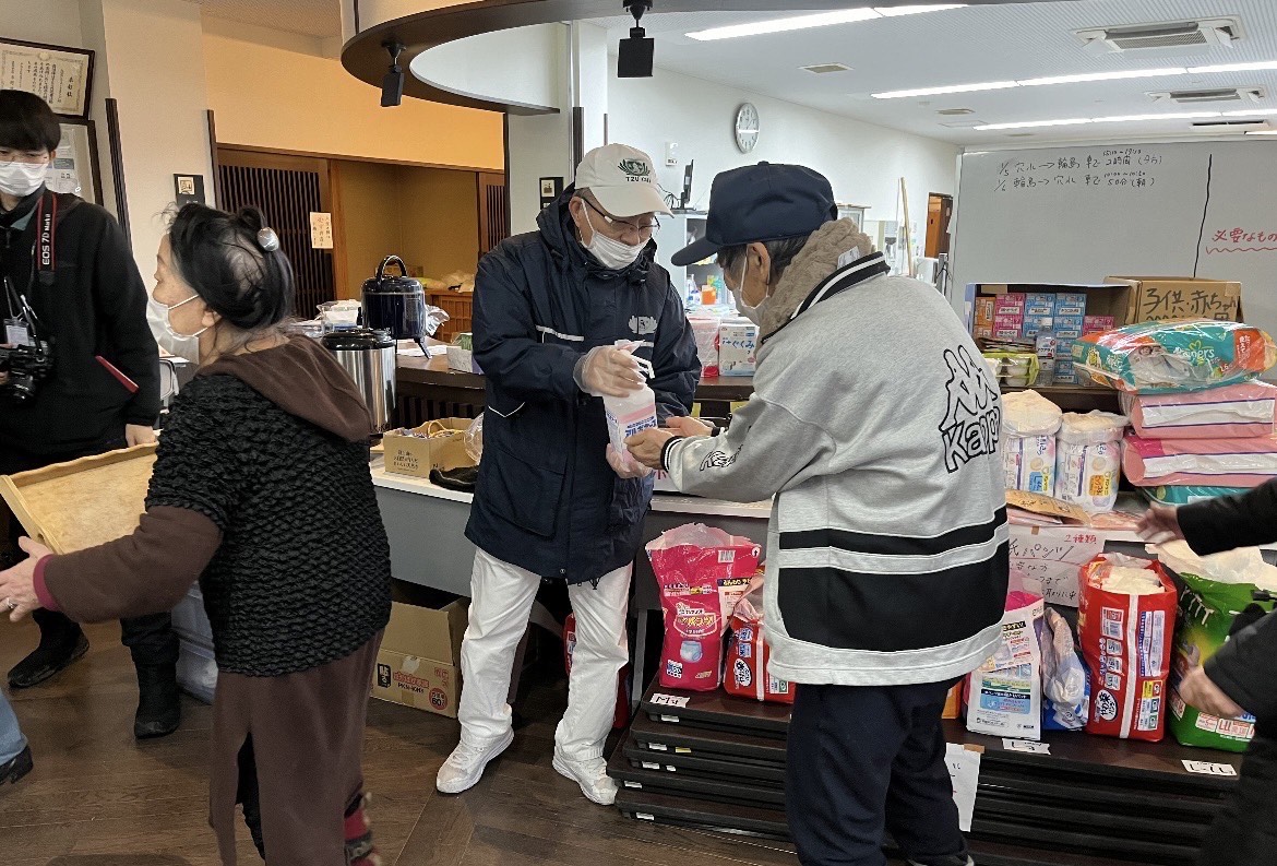 慈濟志工今備妥發放約300人份熱食，是首次在避難所熱食發放。（慈濟基金會提供）