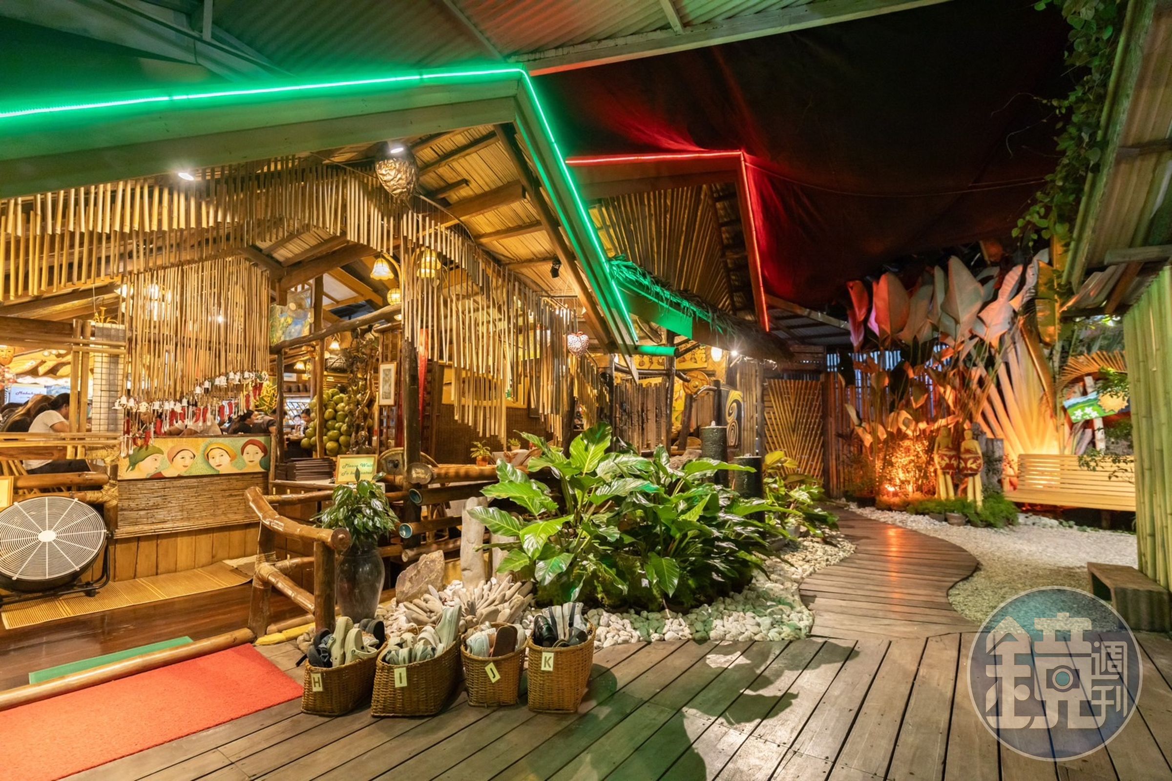 「Kalui Restaurant」用餐區後方,是半戶外的設計,在各種藝術裝置加持下很適合來張網美照。