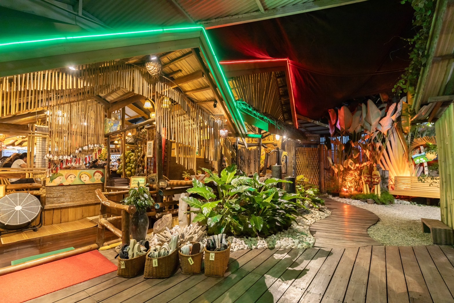 「Kalui Restaurant」用餐區後方，是半戶外的設計，在各種藝術裝置加持下很適合來張網美照。