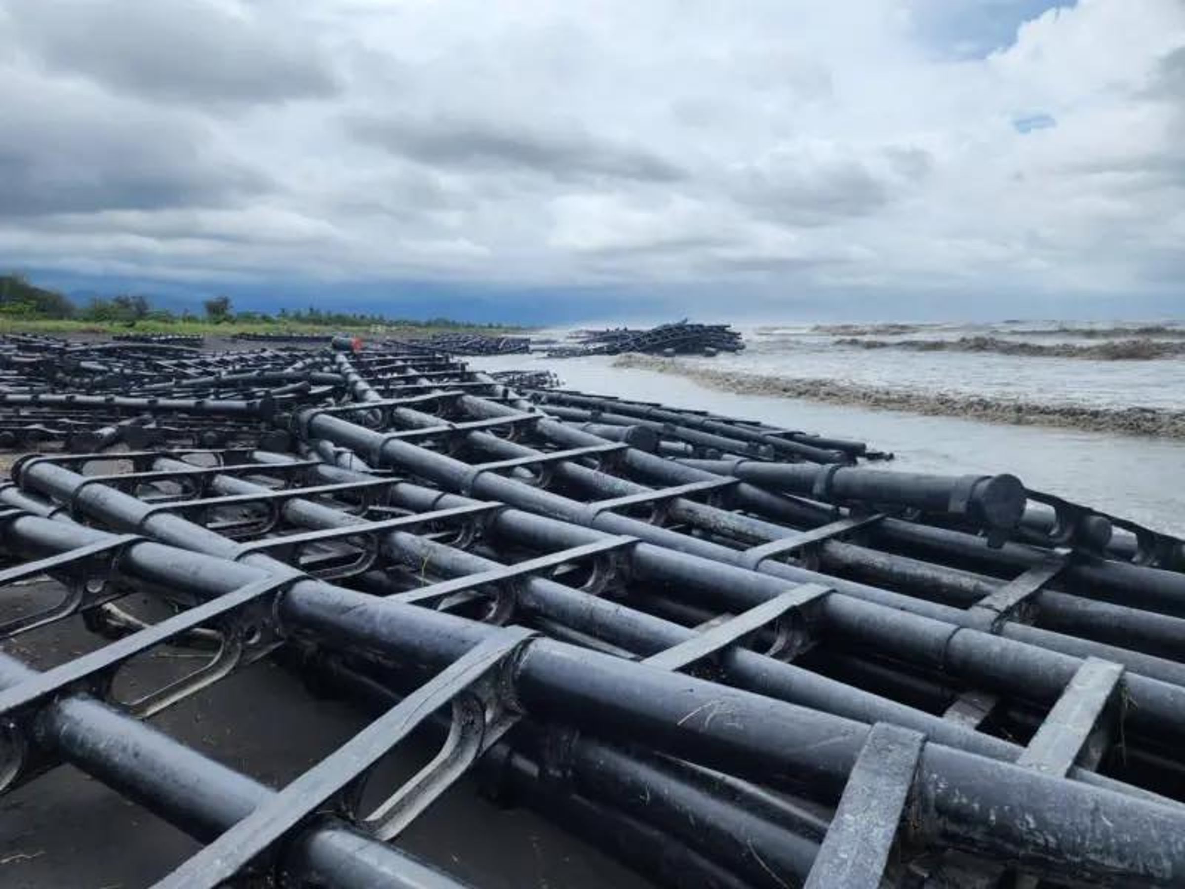 屏東縣佳冬鄉沿岸的太陽能光電浮台不敵颱風侵襲,一片狼藉。(翻攝網路)