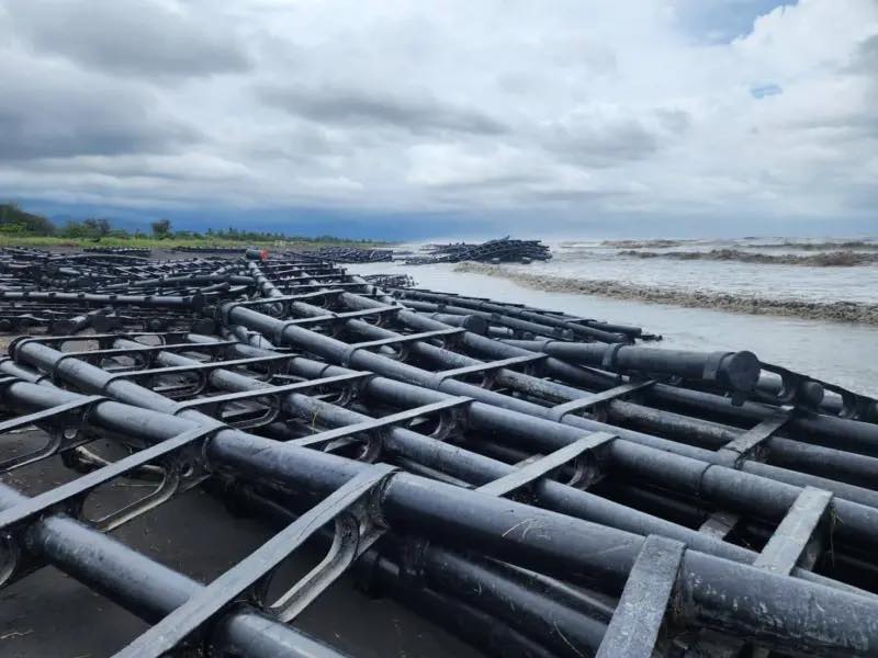 屏東縣佳冬鄉沿岸的太陽能光電浮台不敵颱風侵襲，一片狼藉。（翻攝網路）