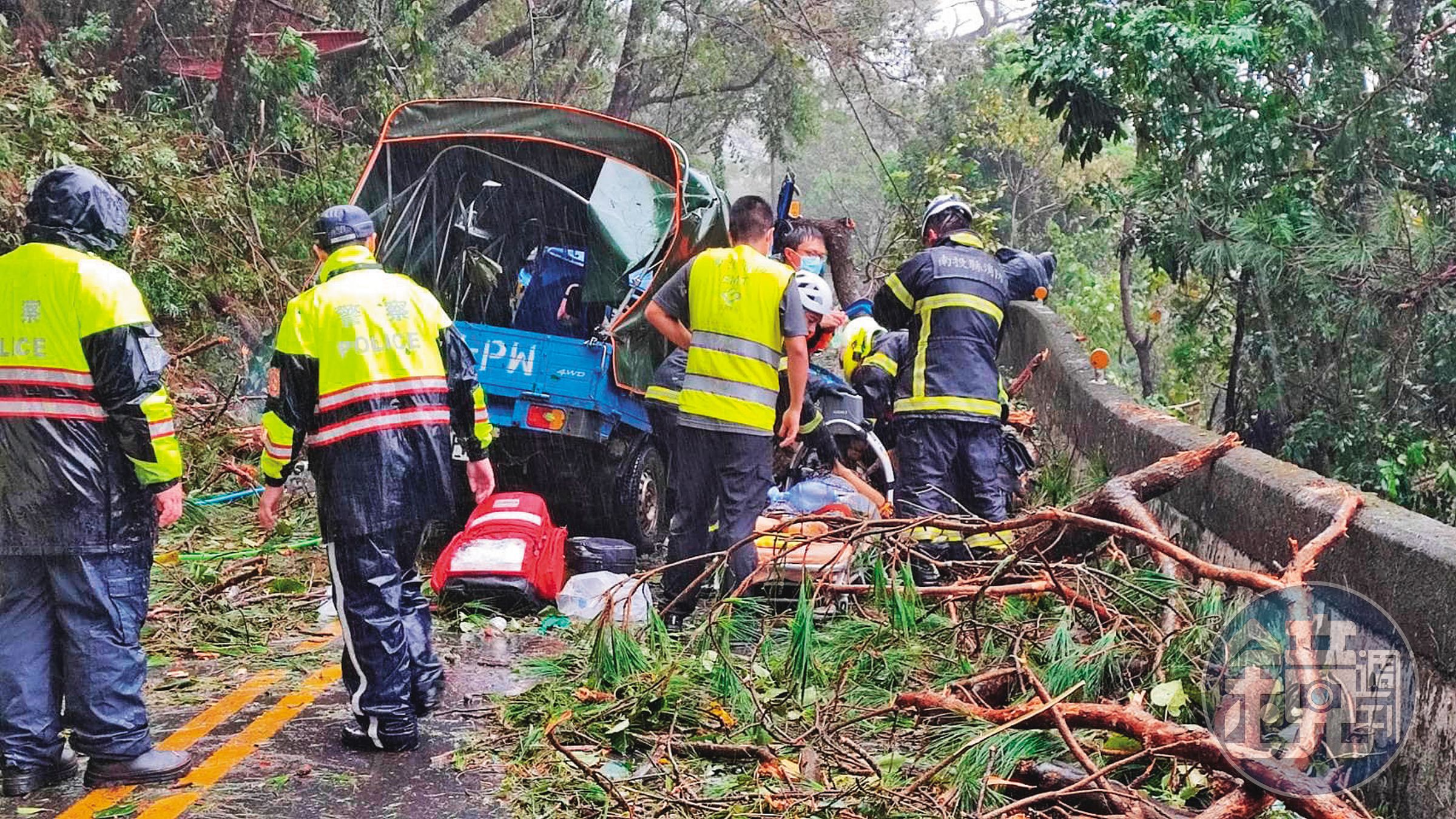 颱風期間一輛小貨車行經合歡山公路,女乘客慘遭路樹壓死。(讀者提供)
