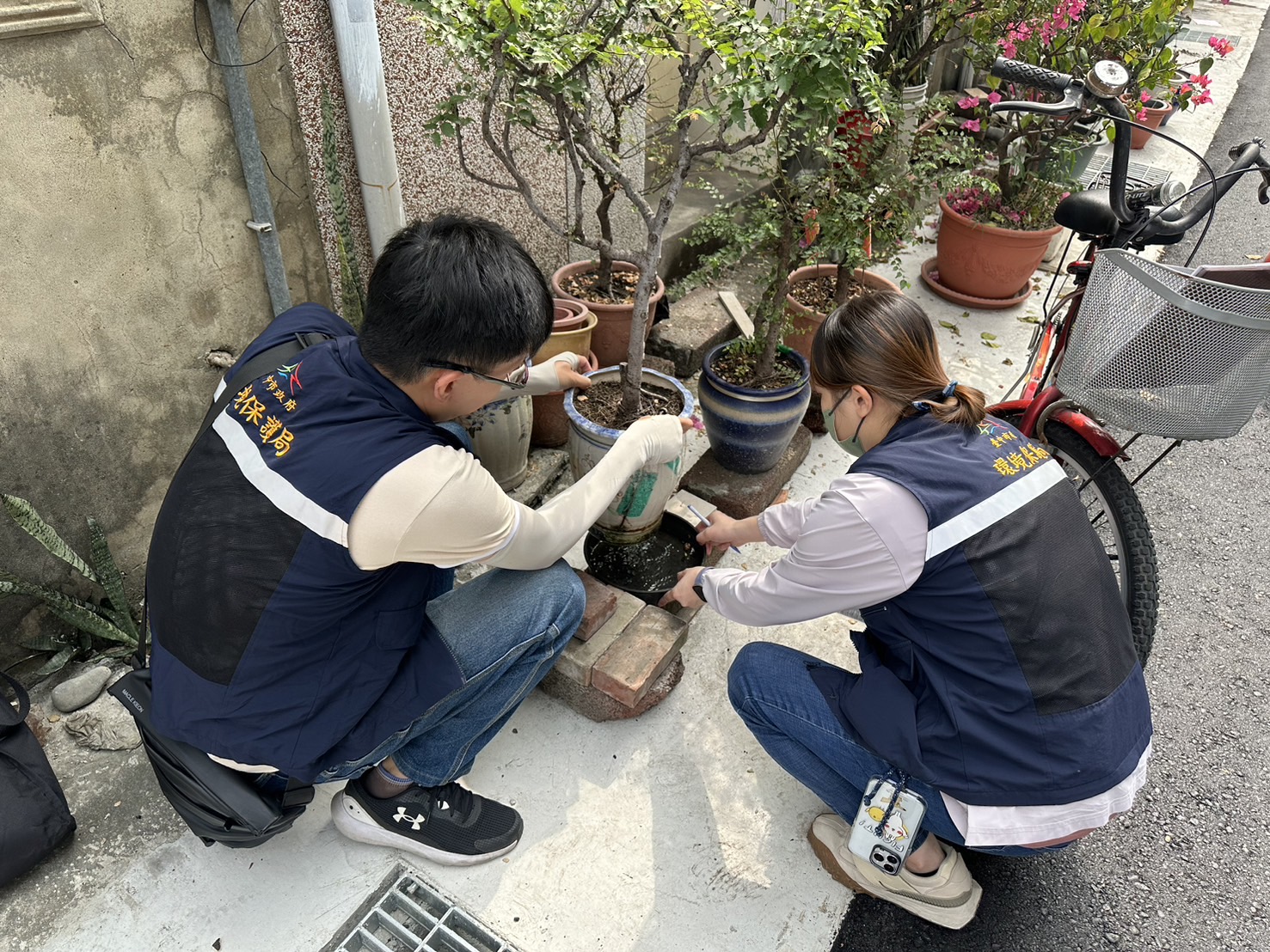 疾管署提醒民眾應清除盆栽底盤、戶外堆置物等容器積水,杜絕病媒蚊孳生。(翻攝台中市政府官網)