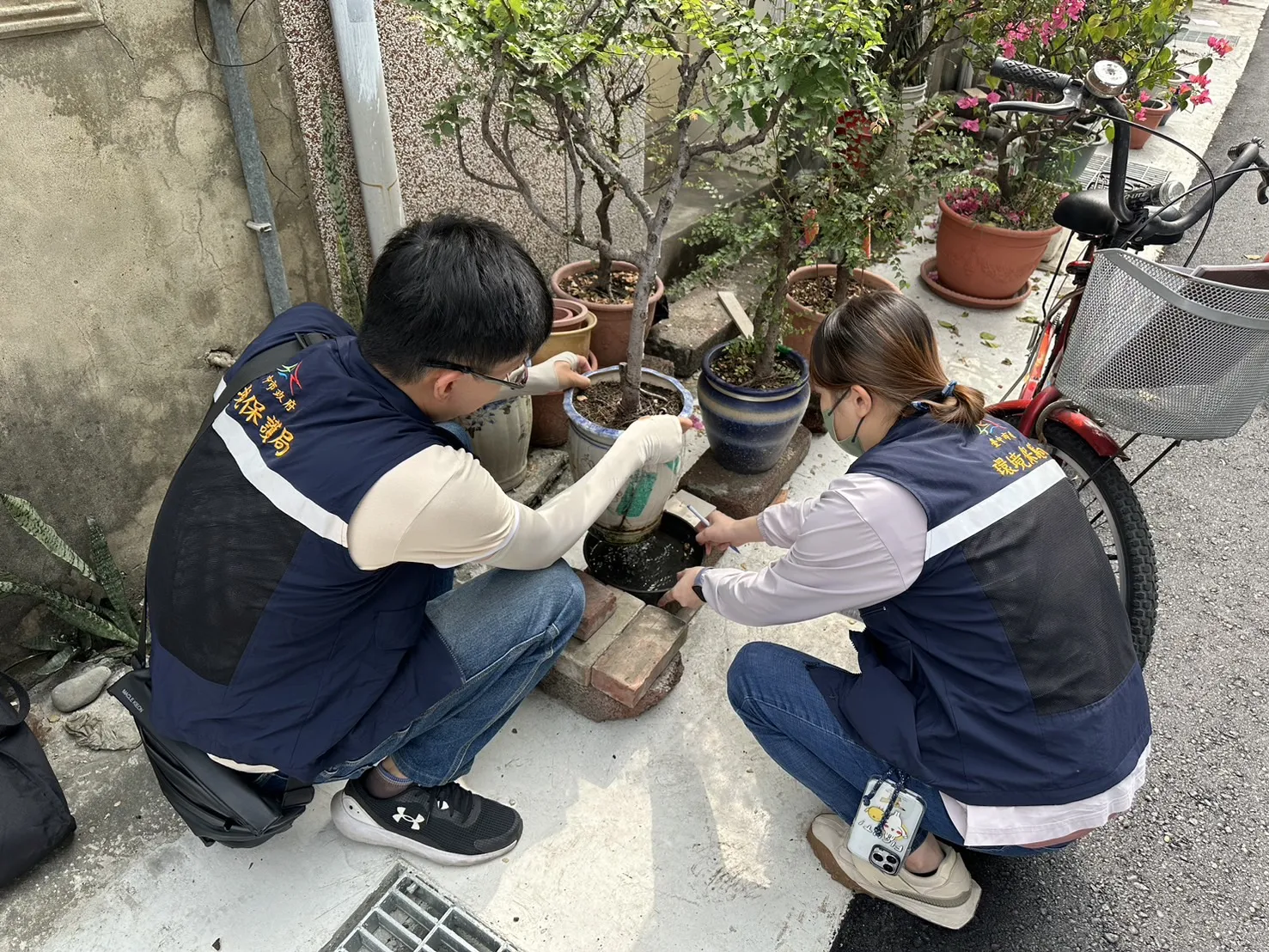疾管署提醒民眾應清除盆栽底盤、戶外堆置物等容器積水，杜絕病媒蚊孳生。（翻攝台中市政府官網）