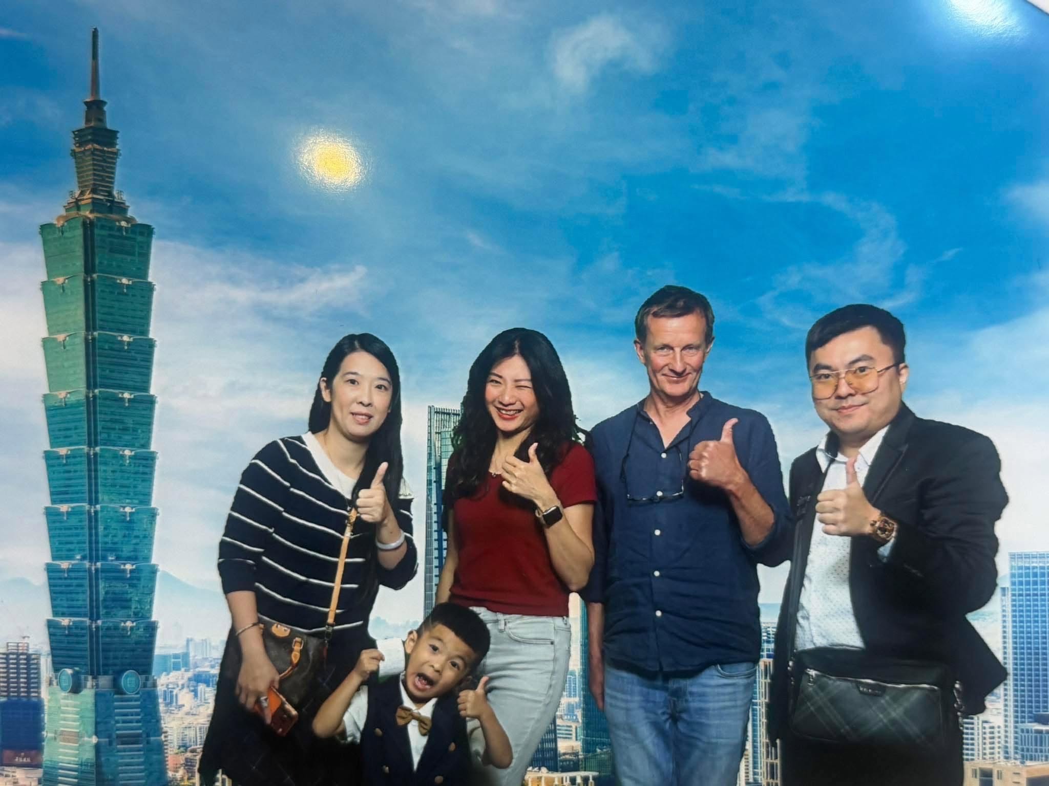 兩位國際學者參訪台北 101 大樓