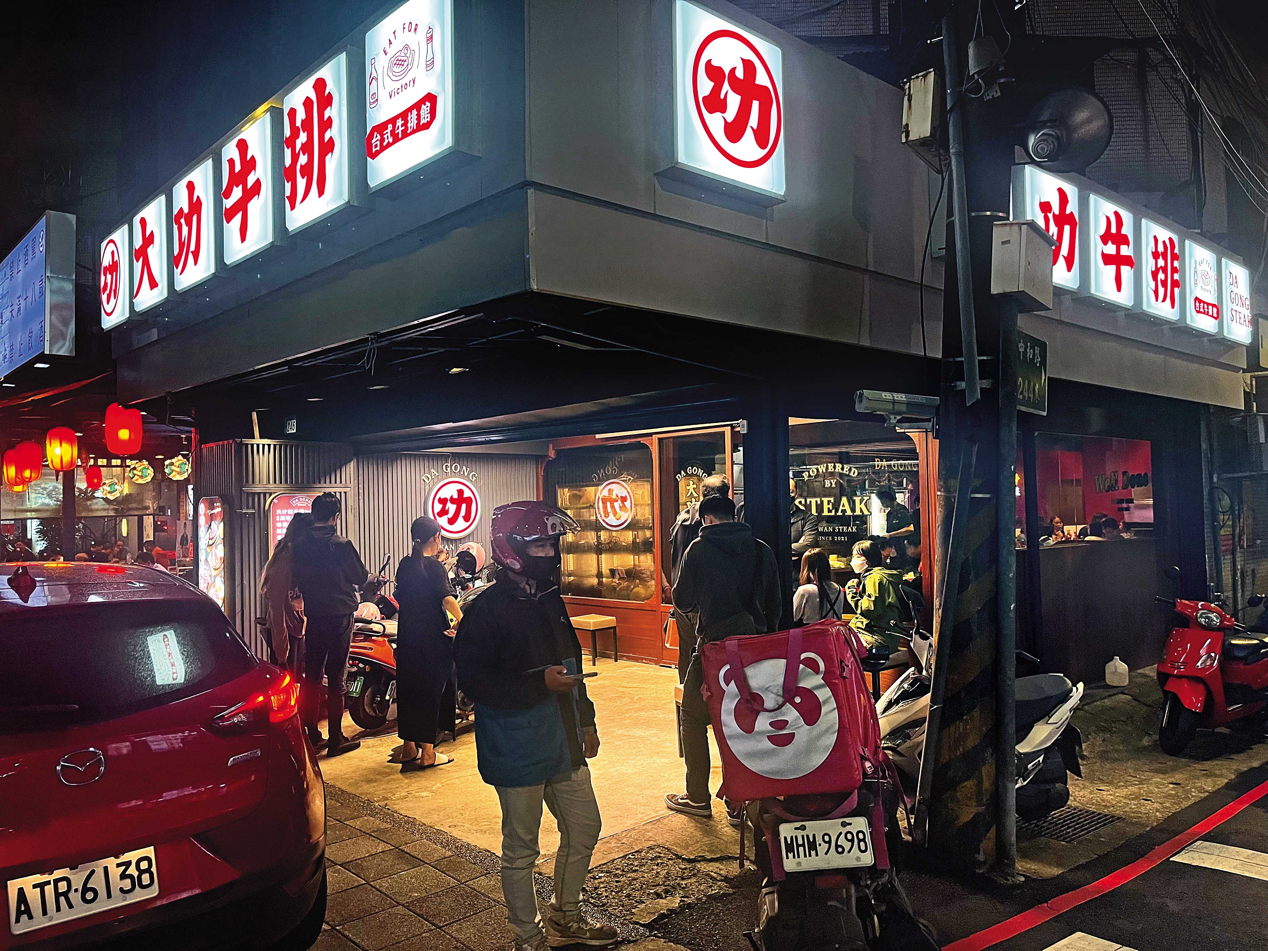詹厚德在疫後重新擬定策略，再創低價、外帶為主的副品牌大功牛排，期望降低營運成本、提高外帶率，增加總體來客數。（詹厚德提供）
