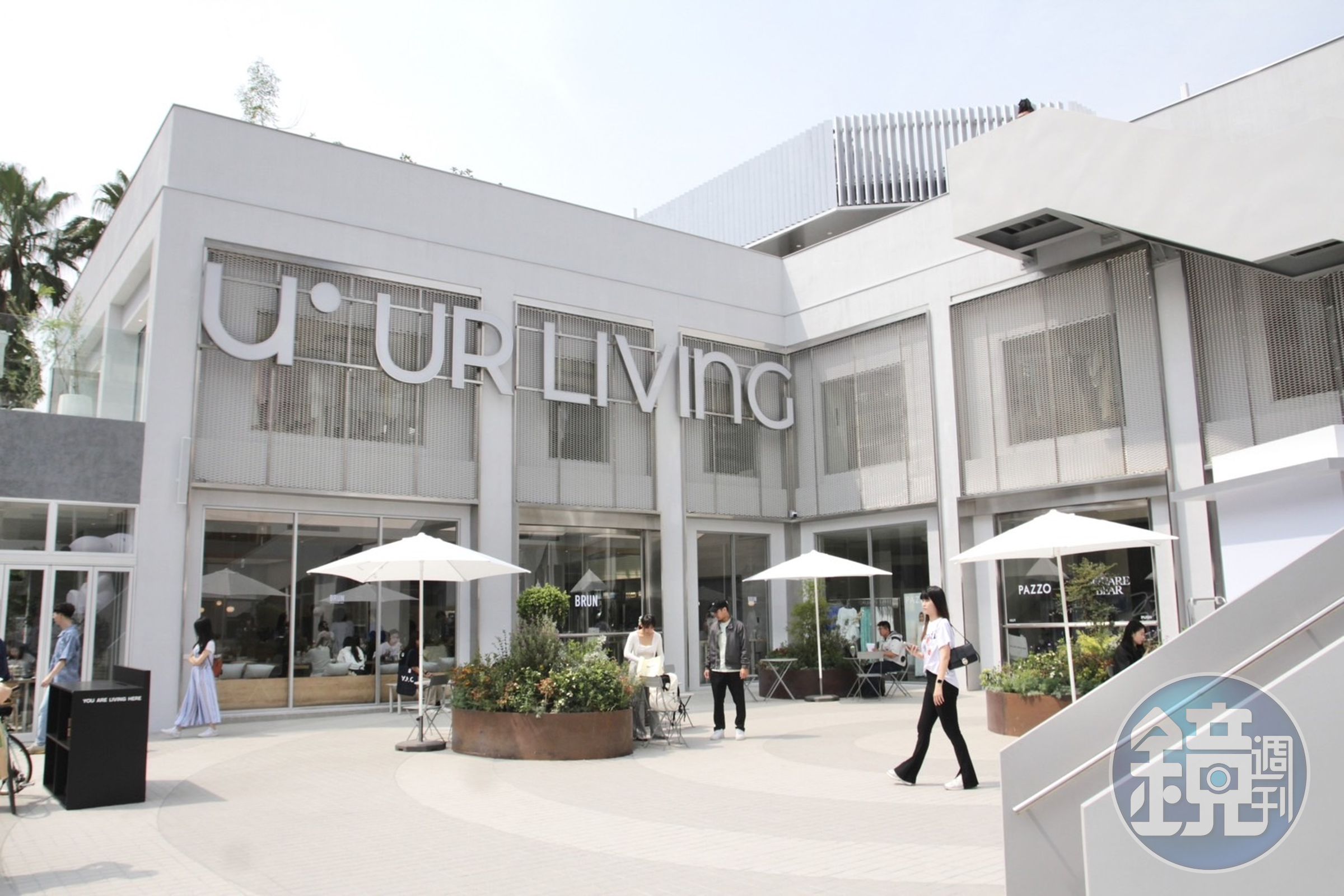 「UR LIVING文心森林店」緊鄰台中IKEA,是純白系的3層樓高獨棟街邊店。