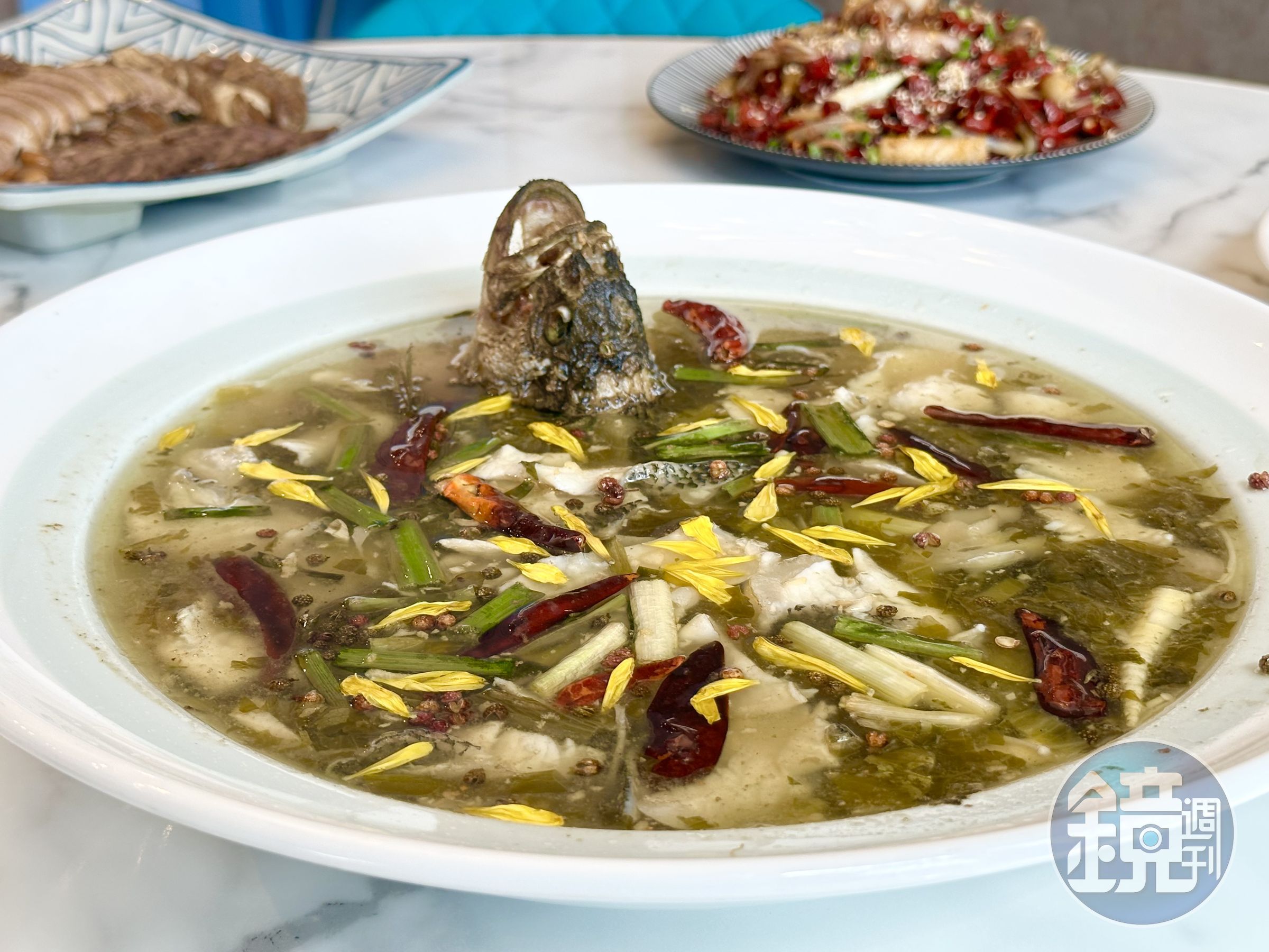 「老罈子酸菜魚」鱸魚肉極嫩甜美,湯頭夠酸不嗆,微辣香麻。(988元/份)