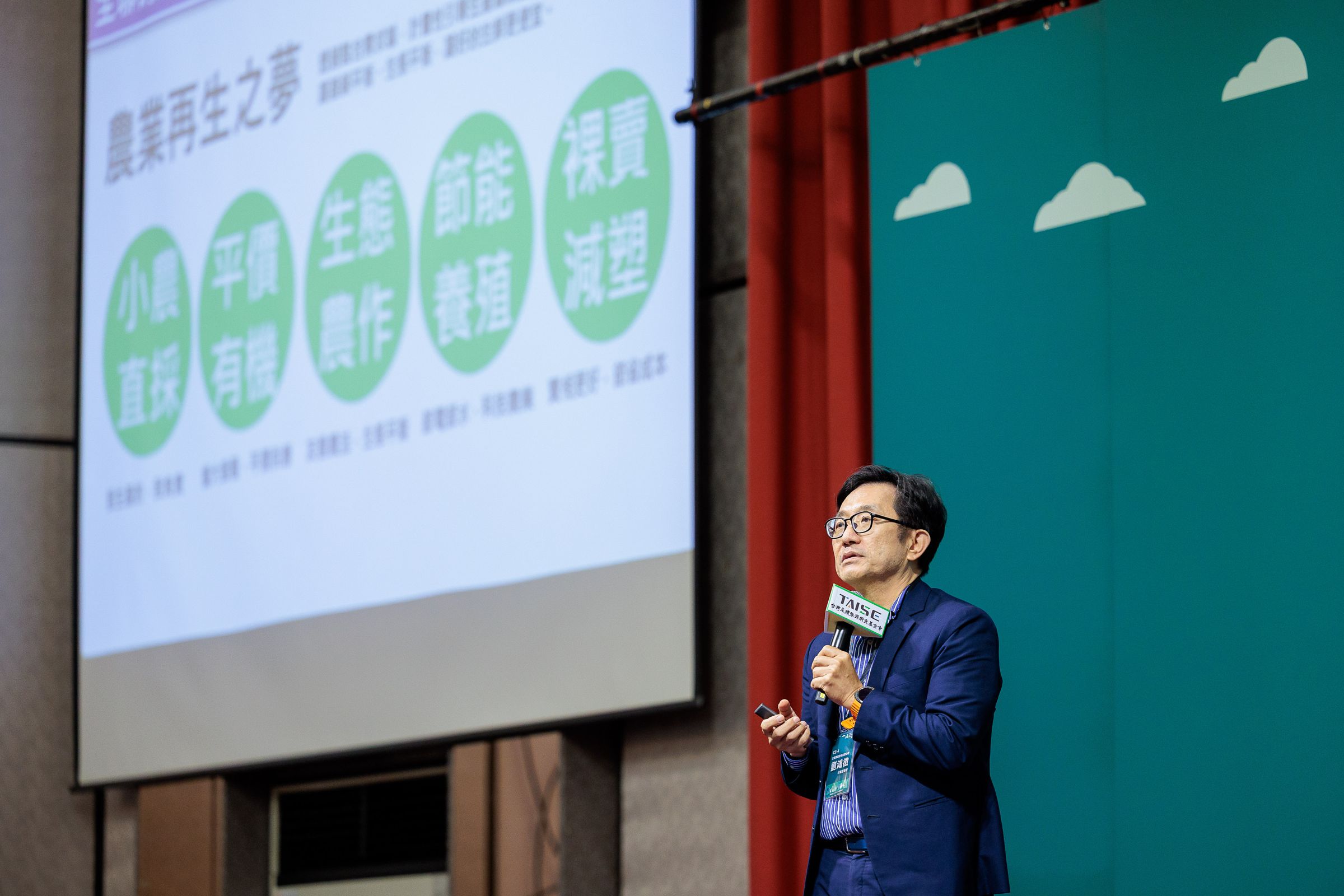 全聯行銷部劉鴻徵協理於台灣農業永續論壇上分享小農經濟學，力挺台灣農民。（全聯提供）