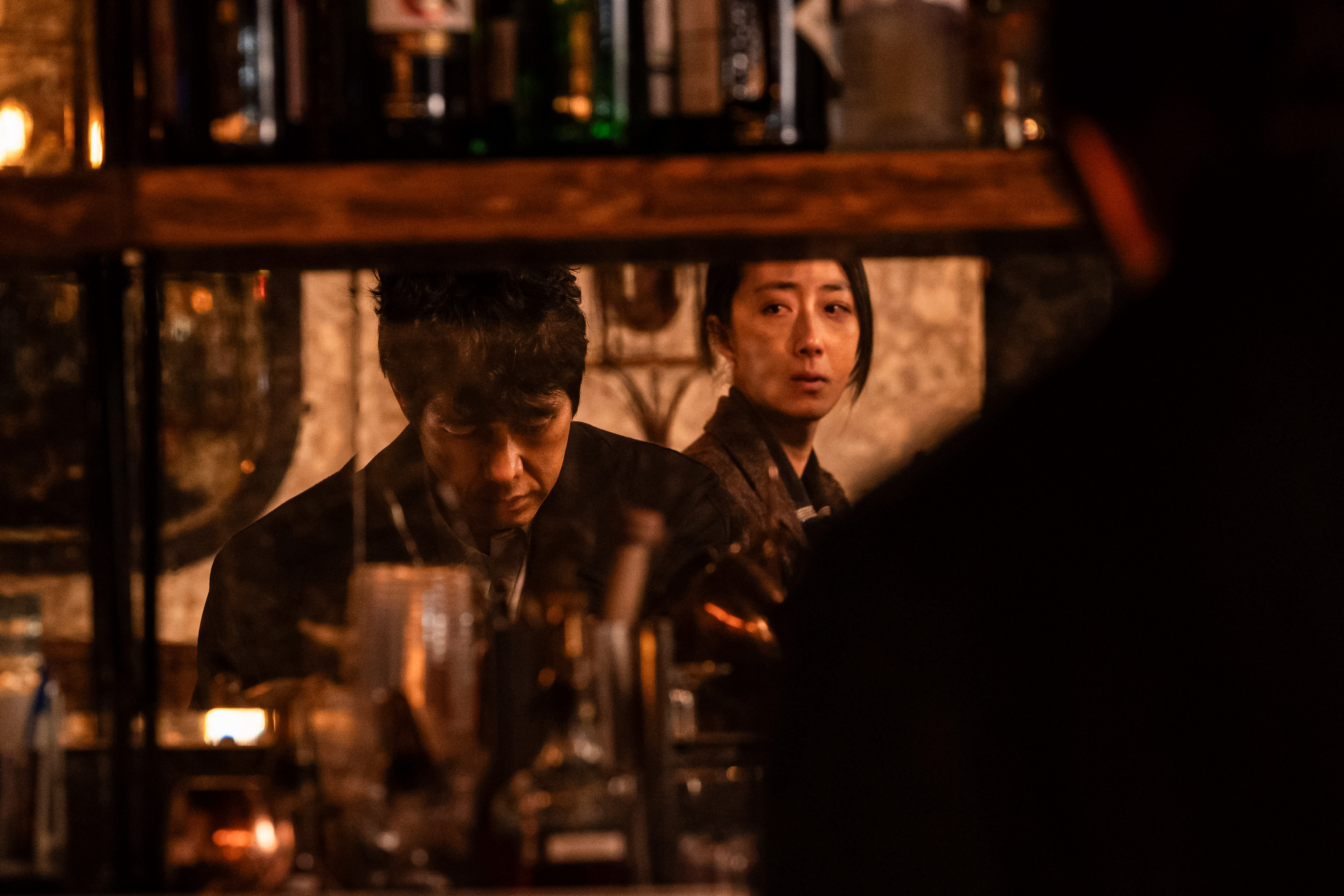 西島秀俊（左）、桂綸鎂（右）《最親愛的陌生人》中飾演遭逢意外打擊的夫妻。（甲上娛樂提供）