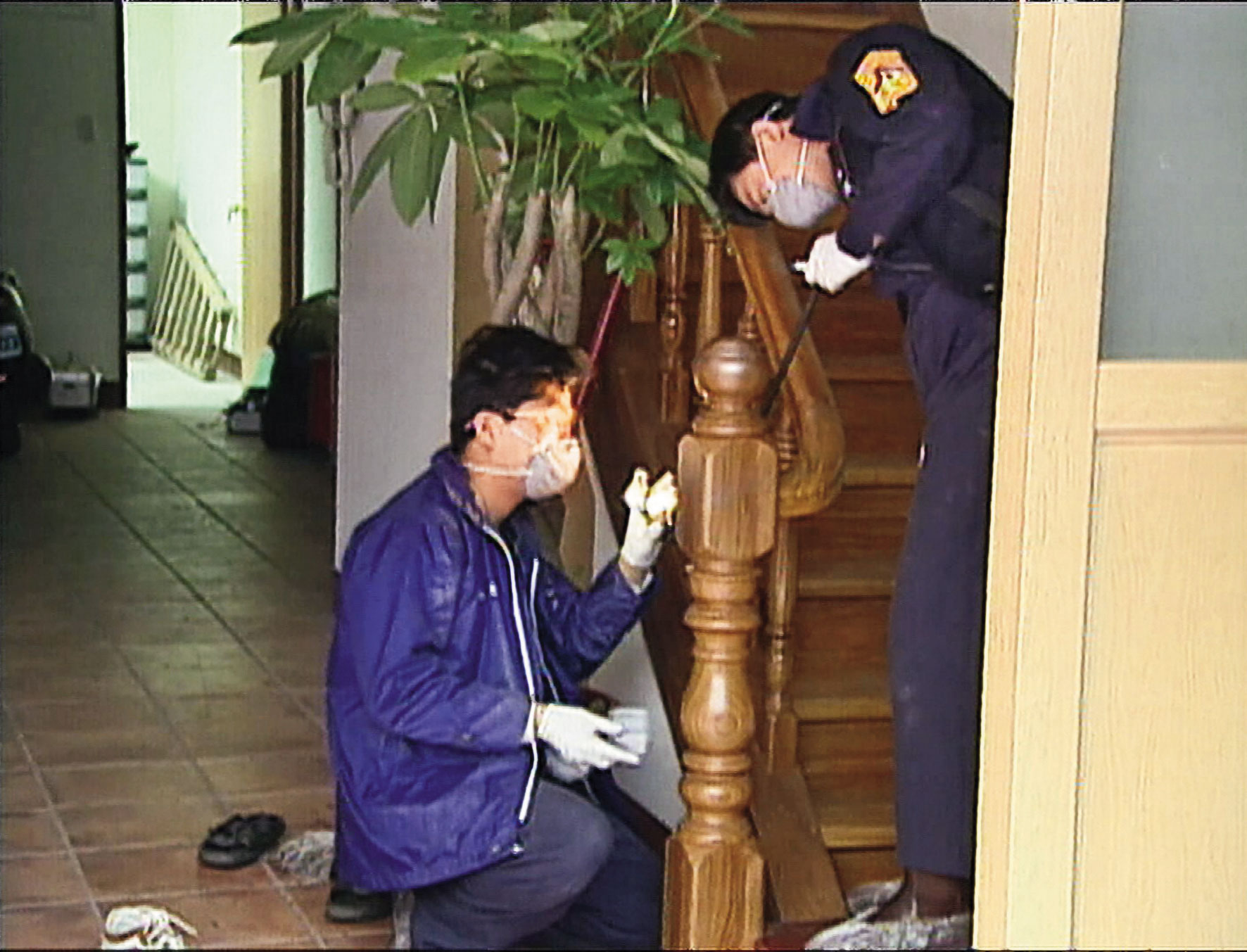 唐男虎口被顏妻咬傷，血跡留在樓梯扶手，唐男清理現場時沒注意，後被鑑識人員找到（圖），成了殺人鐵證。（東森新聞提供、翻攝畫面）