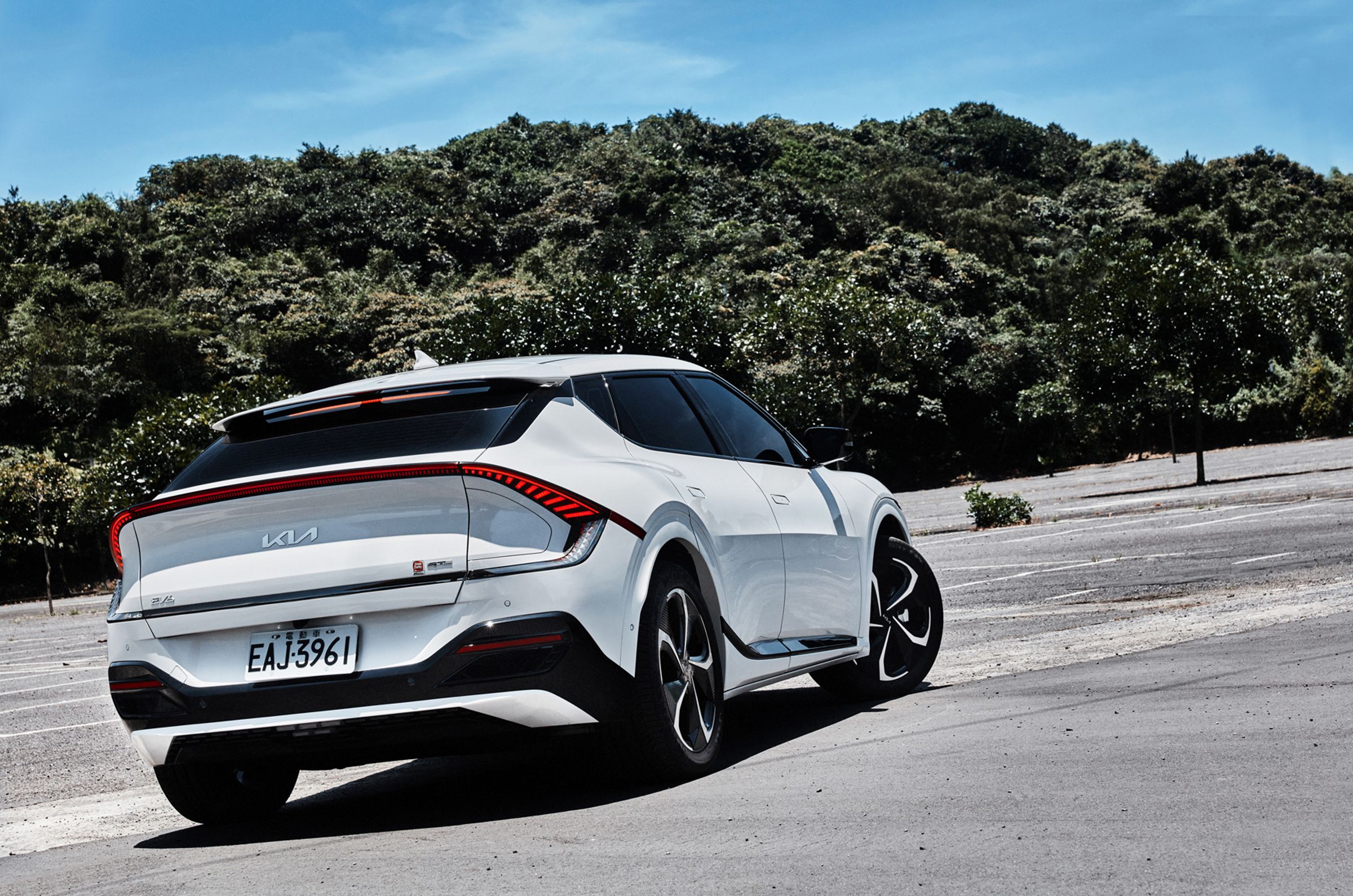 兼具性能、實用性和設計美感，Kia EV6 GT-Line增程版完美平衡了駕馭樂趣和家庭成員的需求。無論是日常使用還是長途旅行，她都能提供舒適和安全的駕駛體驗。
