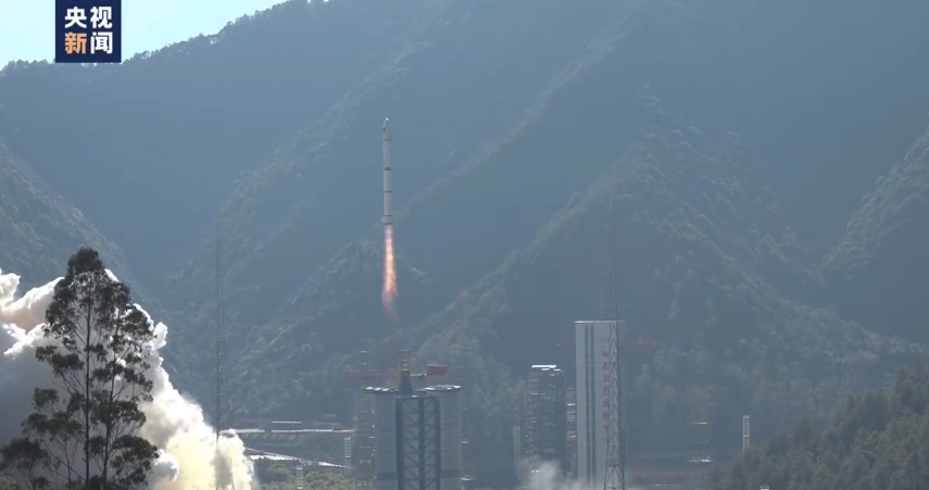 中共發射衛星，通過我南部上空，國防部發出警報提醒民眾注意。（翻攝自央視微博）