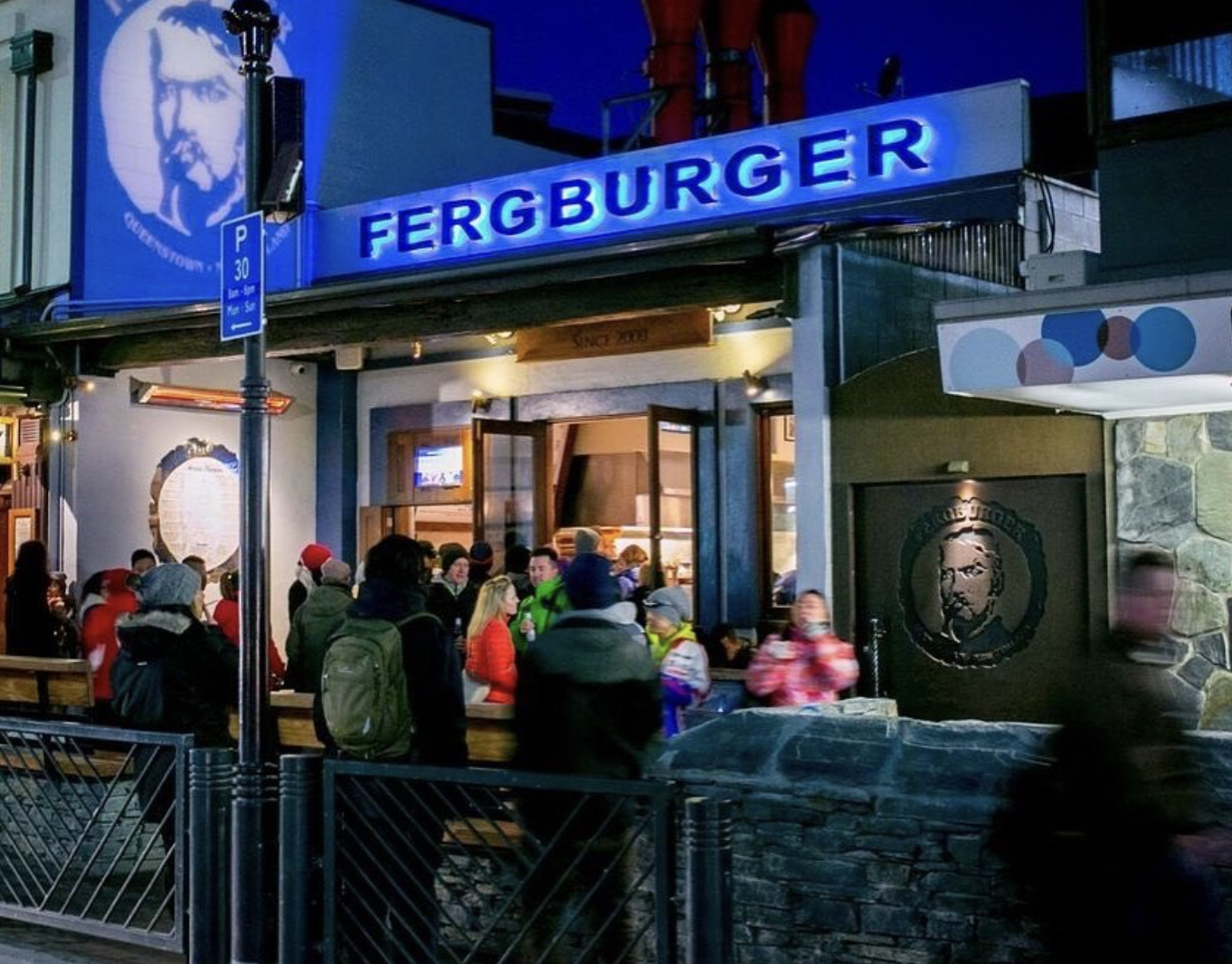 紐西蘭知名漢堡店「Fergburger」店員疑似歧視台灣客人,店家事後雖致歉、開除該名員工,但卻將道歉函發給中國駐紐西蘭領事館。(翻攝自臉書Fergburger Ltd )