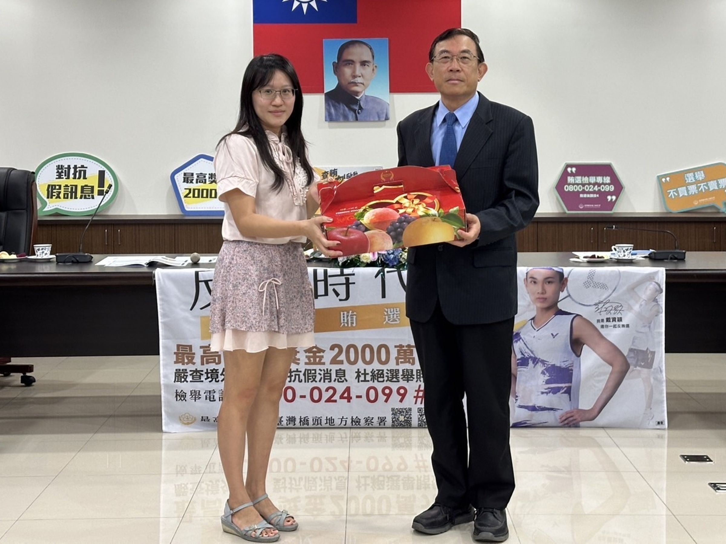  檢察總長邢泰釗今專程赴橋頭地檢署嘉勉專案小組，他呼籲天下沒有白吃的午餐，境外勢力正以前所未有的利益與方式，意圖影響國人，國人應避免接受敵對勢力指示、委託或資助，以免觸法。