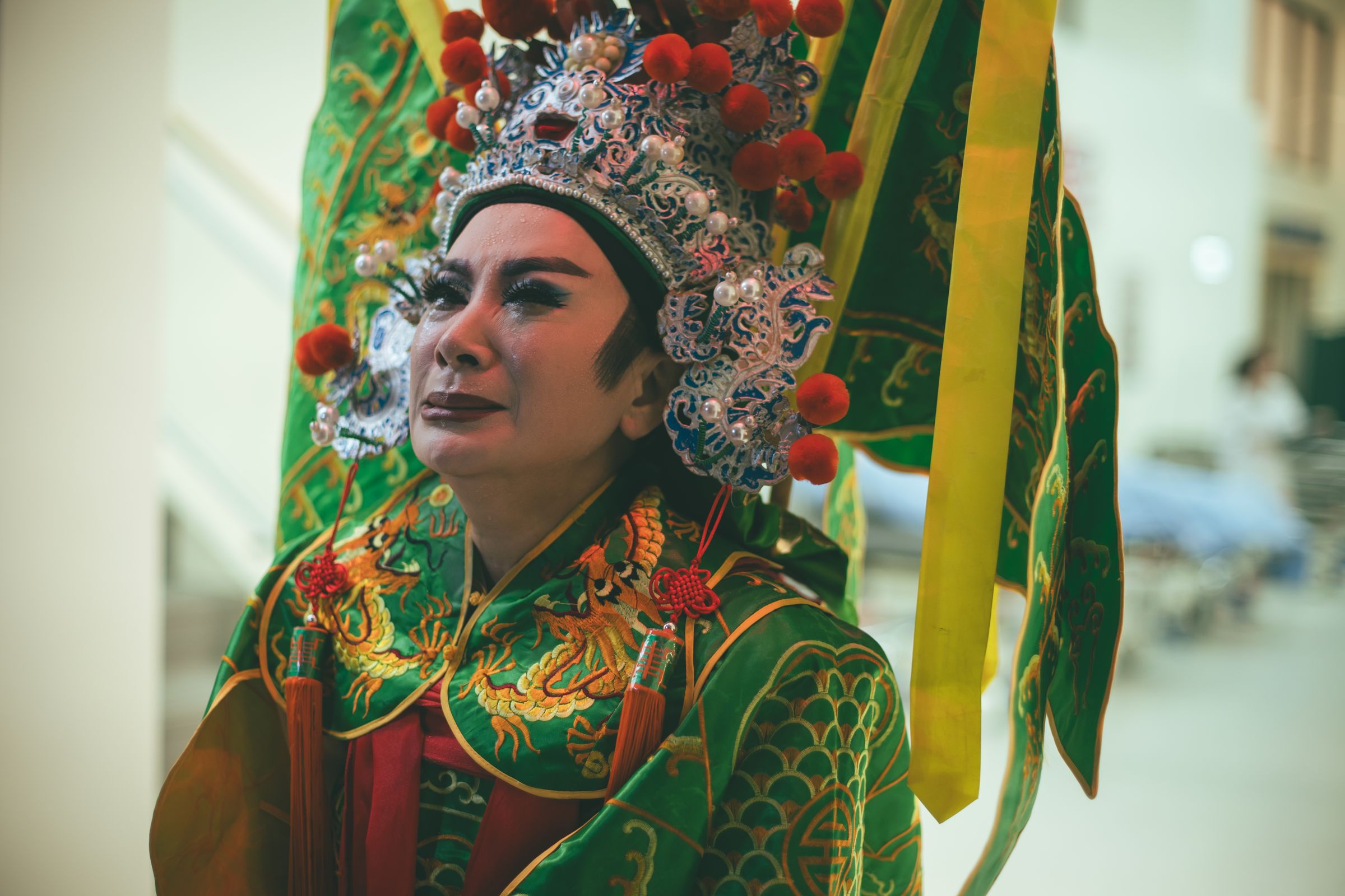 劇中陳亞蘭知道丈夫莊凱勛出車禍，連忙穿著戲服赴醫院，擔心不已。（公視台語台、華視提供）