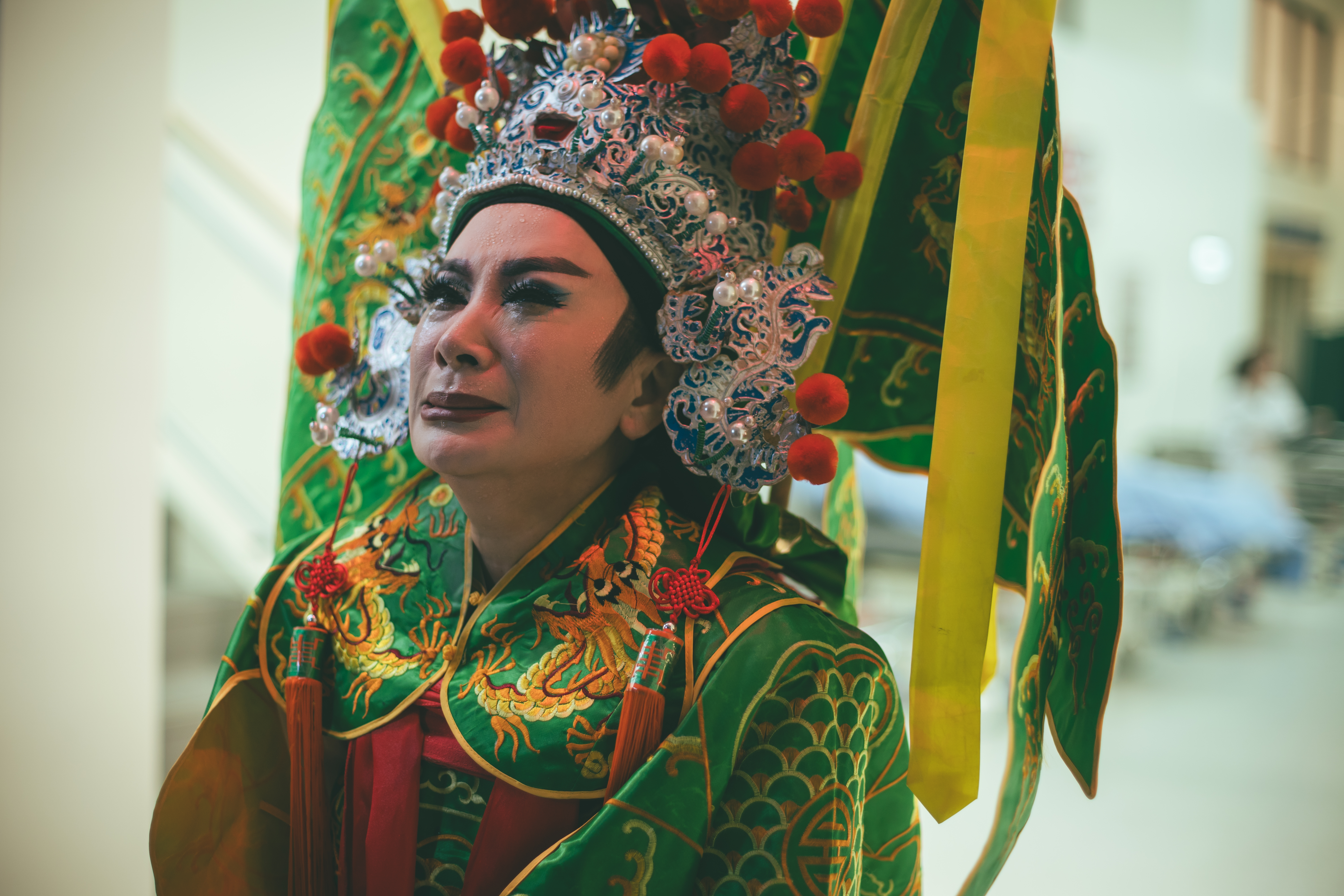 劇中陳亞蘭知道丈夫莊凱勛出車禍，連忙穿著戲服赴醫院，擔心不已。（公視台語台、華視提供）