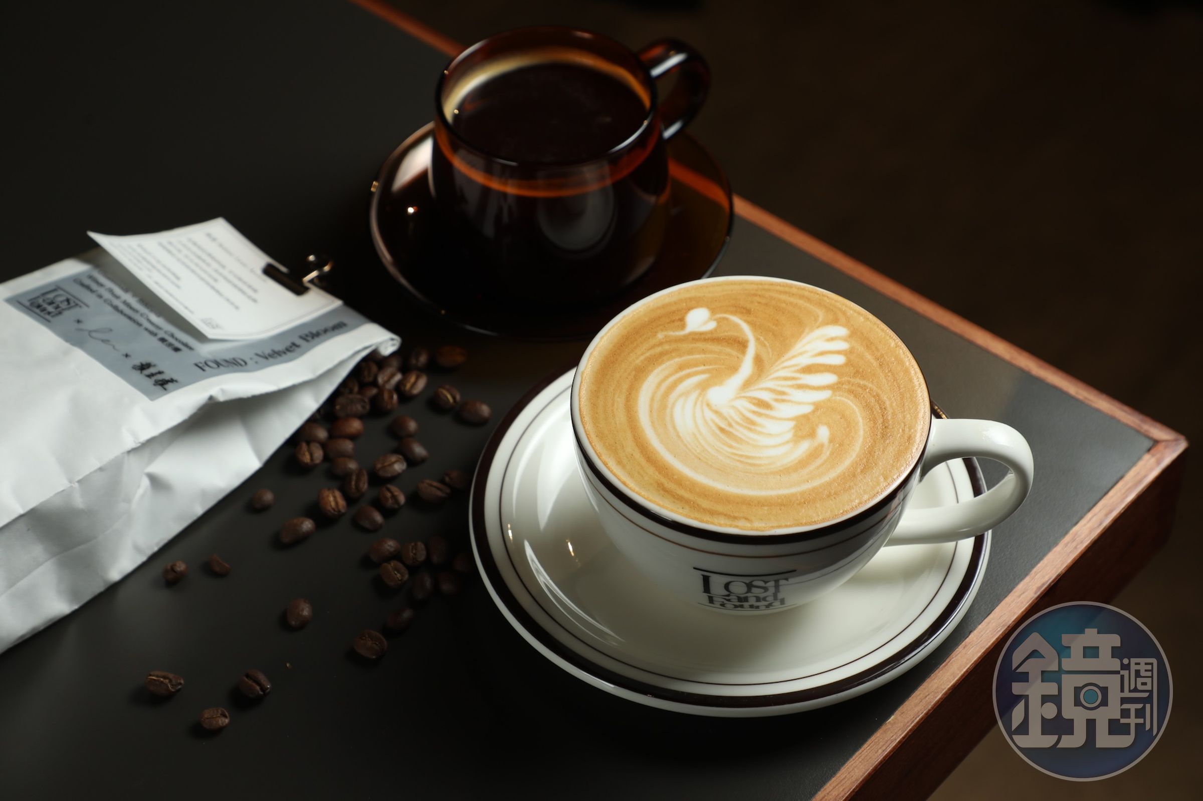 「Latte」（前，150元／杯）尾韻浮現熟果與莓果乾香；「Long Black」（後，130元／杯）則有熟果酒香。