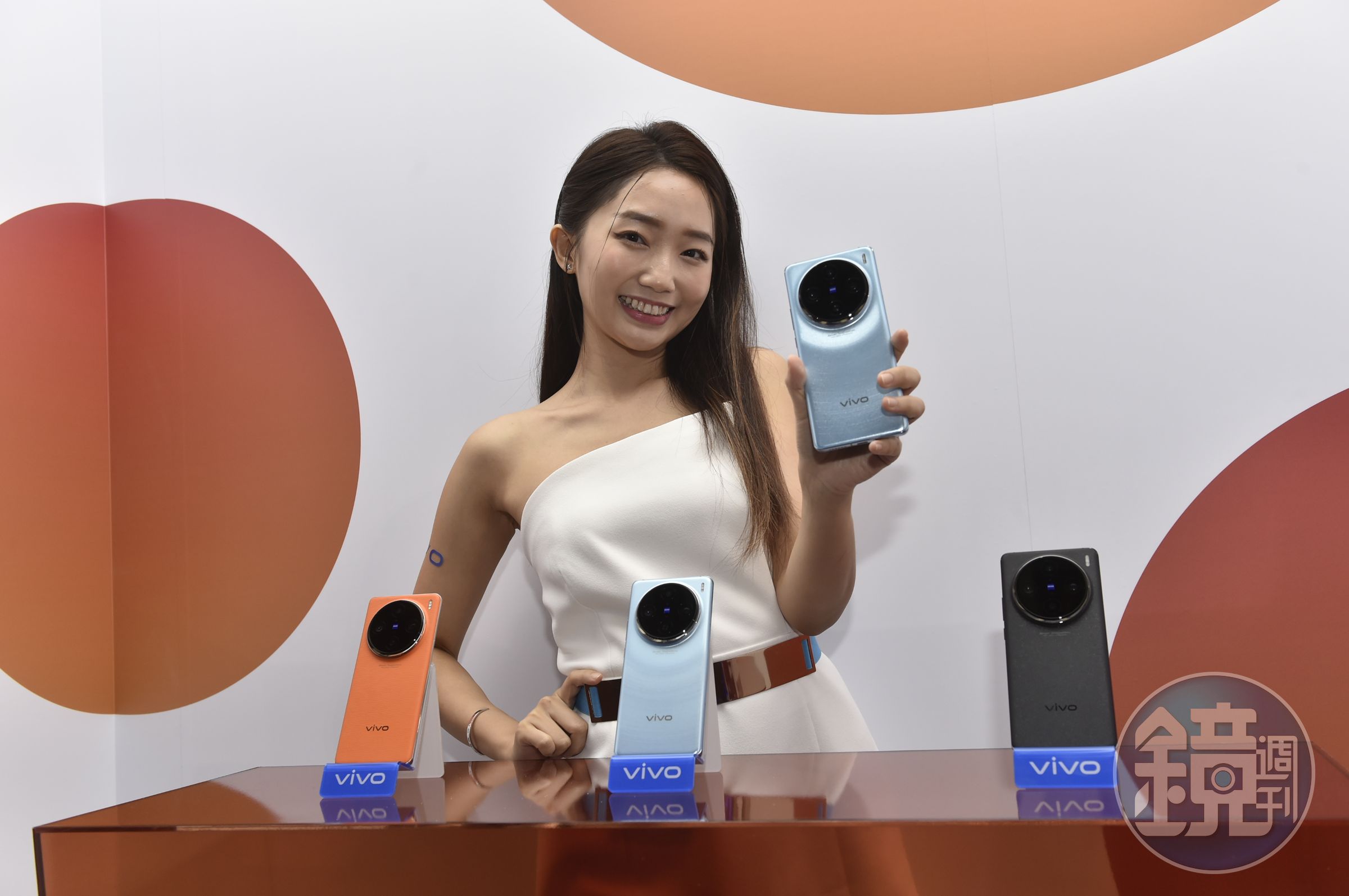 vivo在台發表採用聯發科AI旗艦晶片天璣9300的智慧型手機X100。