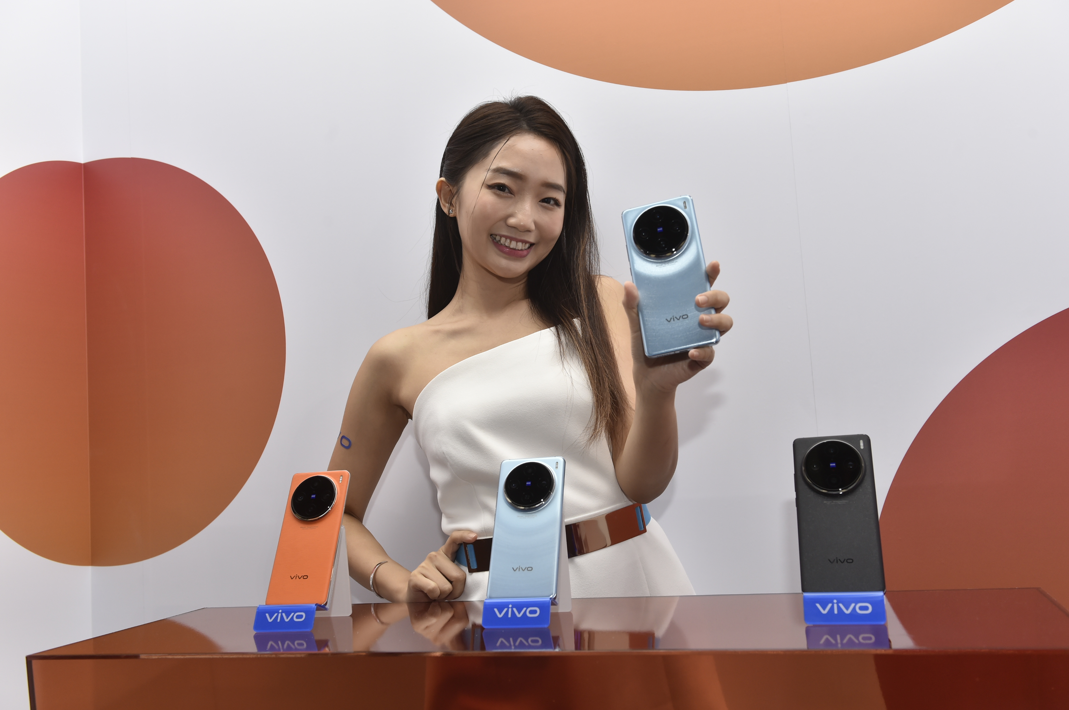 vivo在台發表採用聯發科AI旗艦晶片天璣9300的智慧型手機X100。