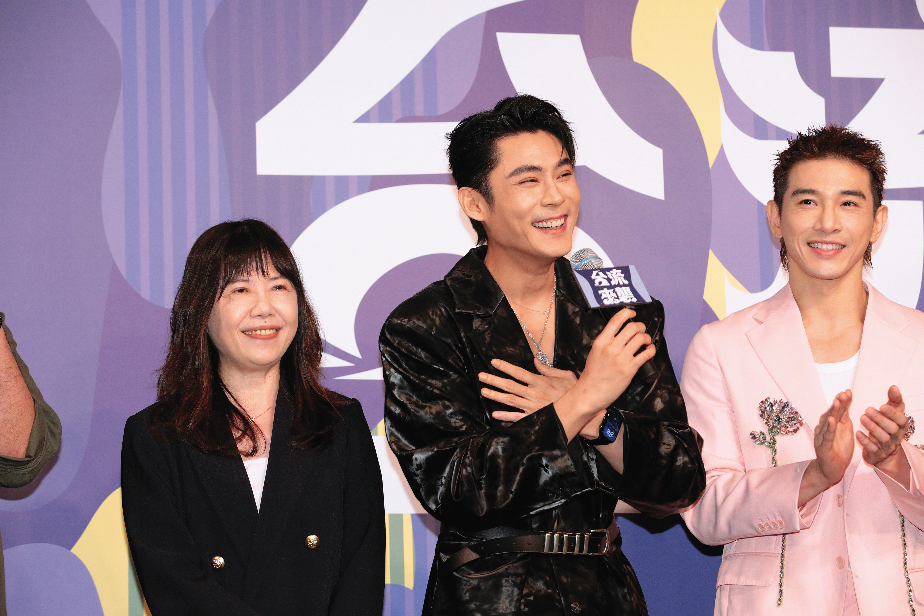 小編好想親自驗貨陳奕的六塊肌（左圖）～無奈這身西裝外套，防得滴水不漏。（扼腕）