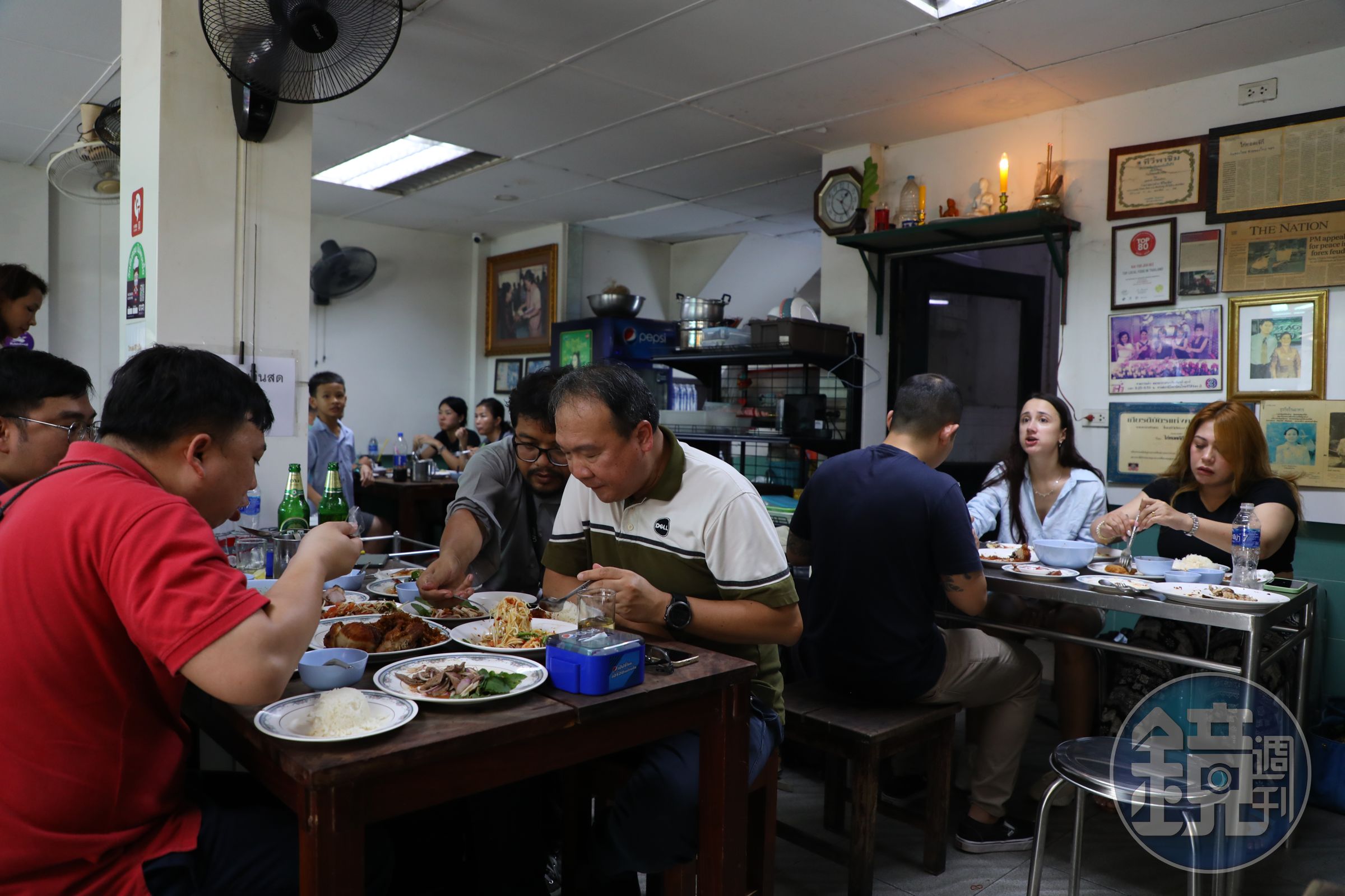 主打炸雞的Gai Tord Jae Kee，店裡擠滿在地食客，老闆的招呼很親切。